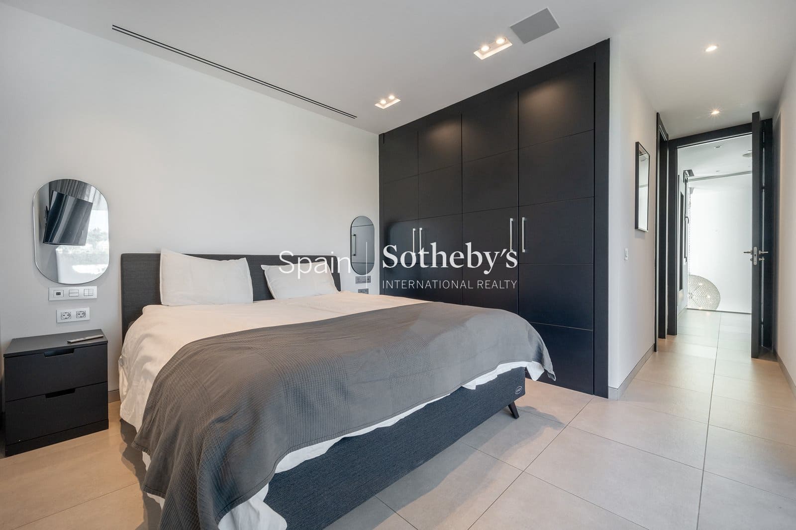 5 bedroom Villa for sale in Nueva Andalucia with pool garage - € 4,350,000 (Ref: 9611998)