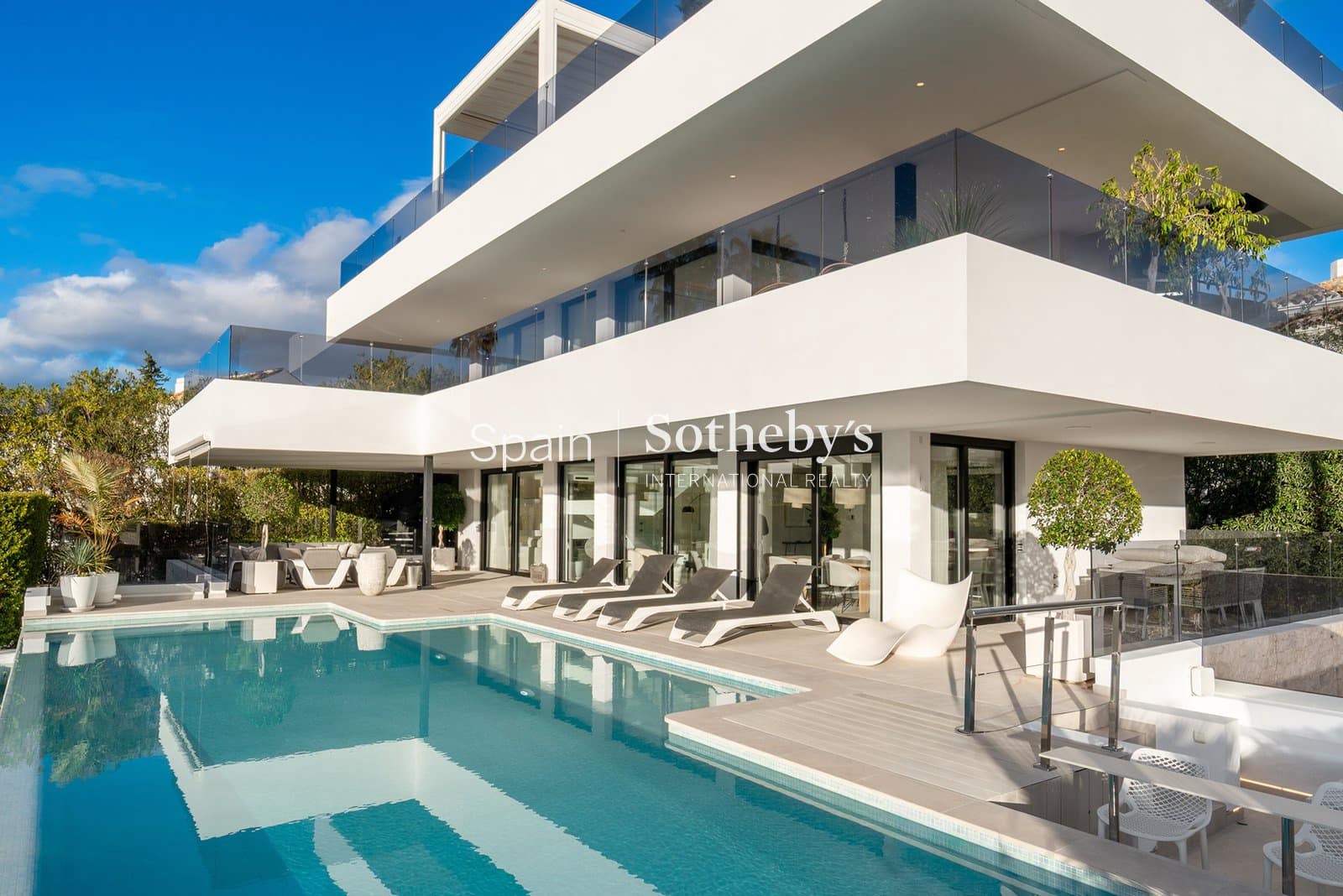 5 bedroom Villa for sale in Nueva Andalucia with pool garage - € 4,350,000 (Ref: 9611998)