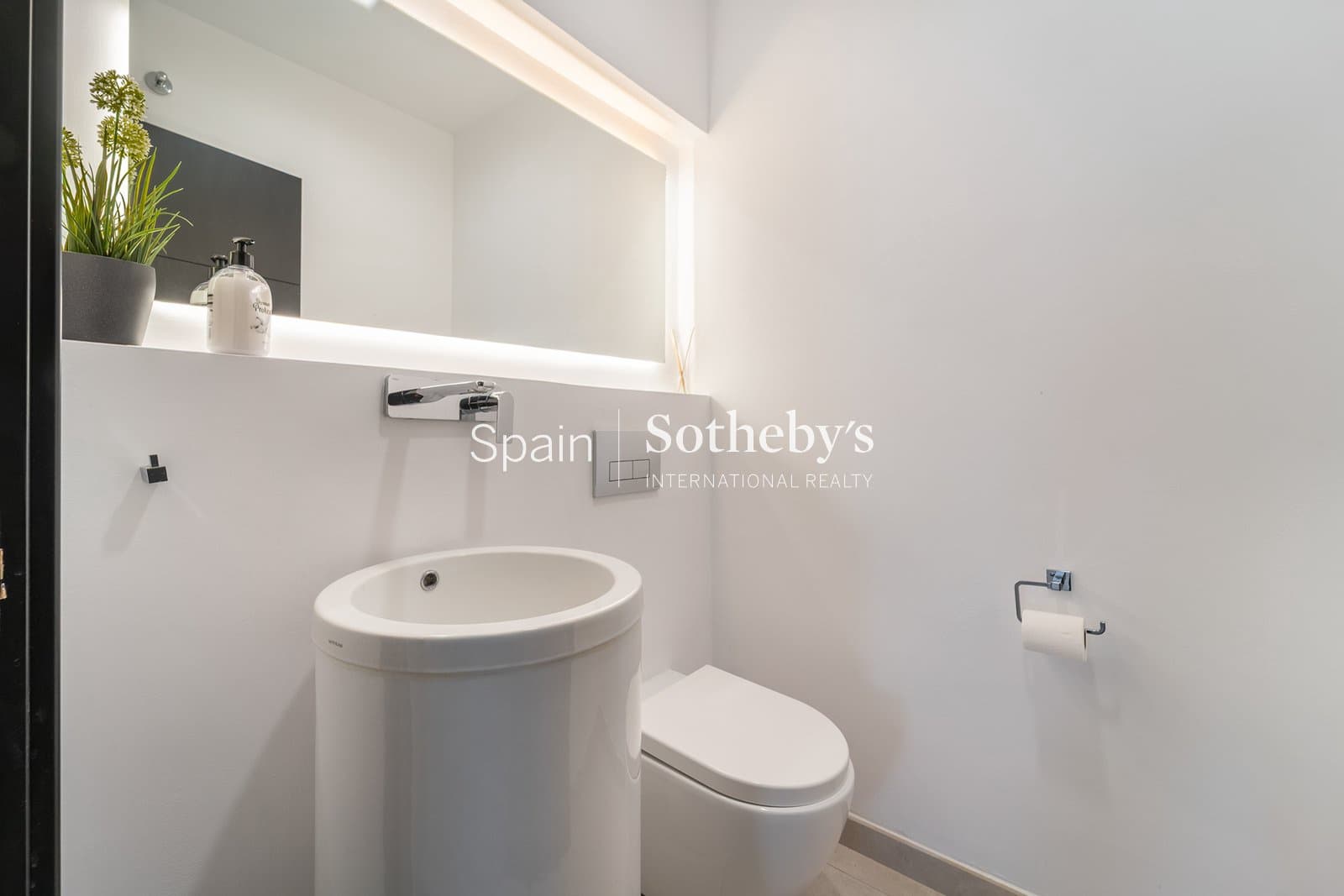 5 bedroom Villa for sale in Nueva Andalucia with pool garage - € 4,350,000 (Ref: 9611998)