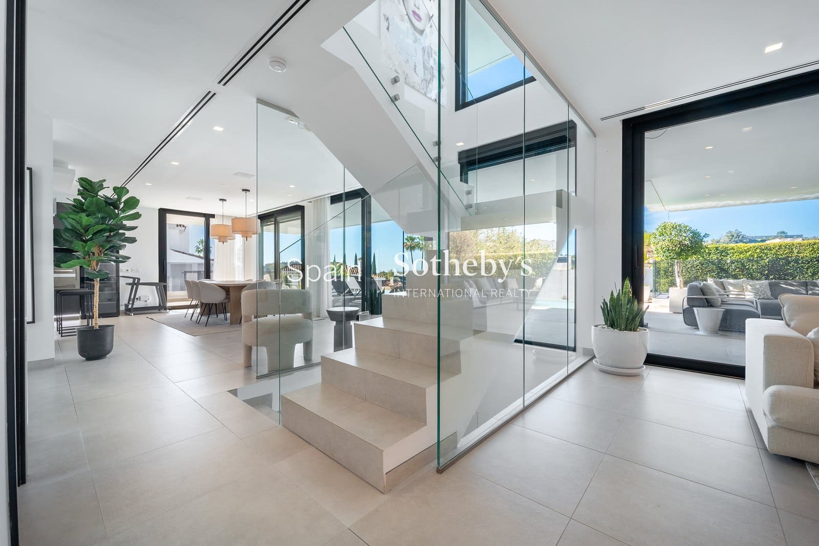 5 bedroom Villa for sale in Nueva Andalucia with pool garage - € 4,350,000 (Ref: 9611998)