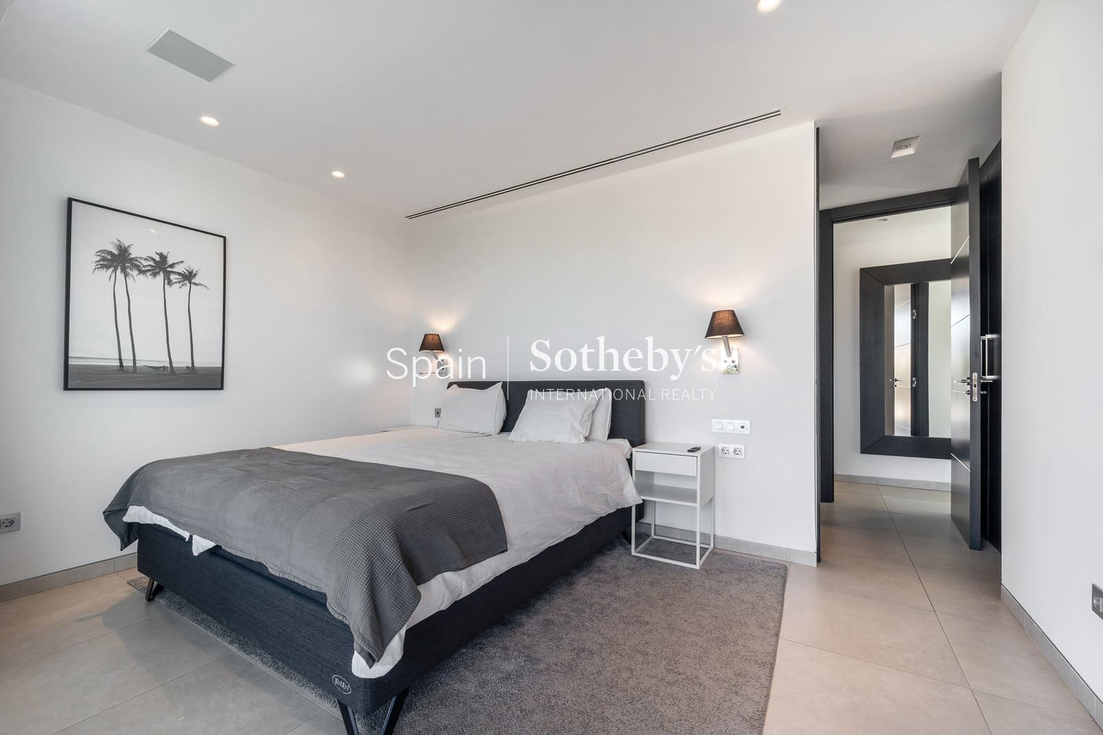 5 bedroom Villa for sale in Nueva Andalucia with pool garage - € 4,350,000 (Ref: 9611998)