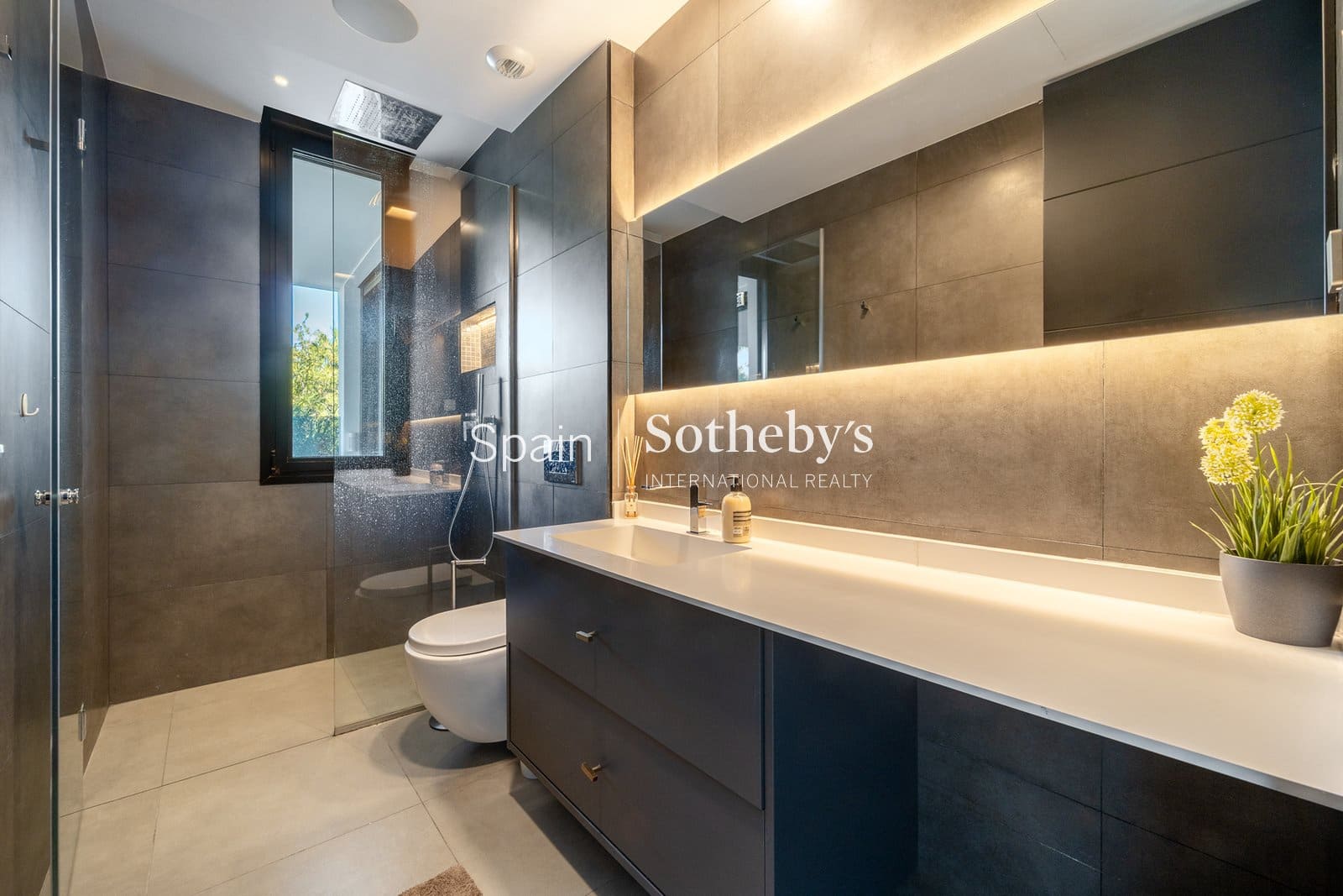 5 bedroom Villa for sale in Nueva Andalucia with pool garage - € 4,350,000 (Ref: 9611998)