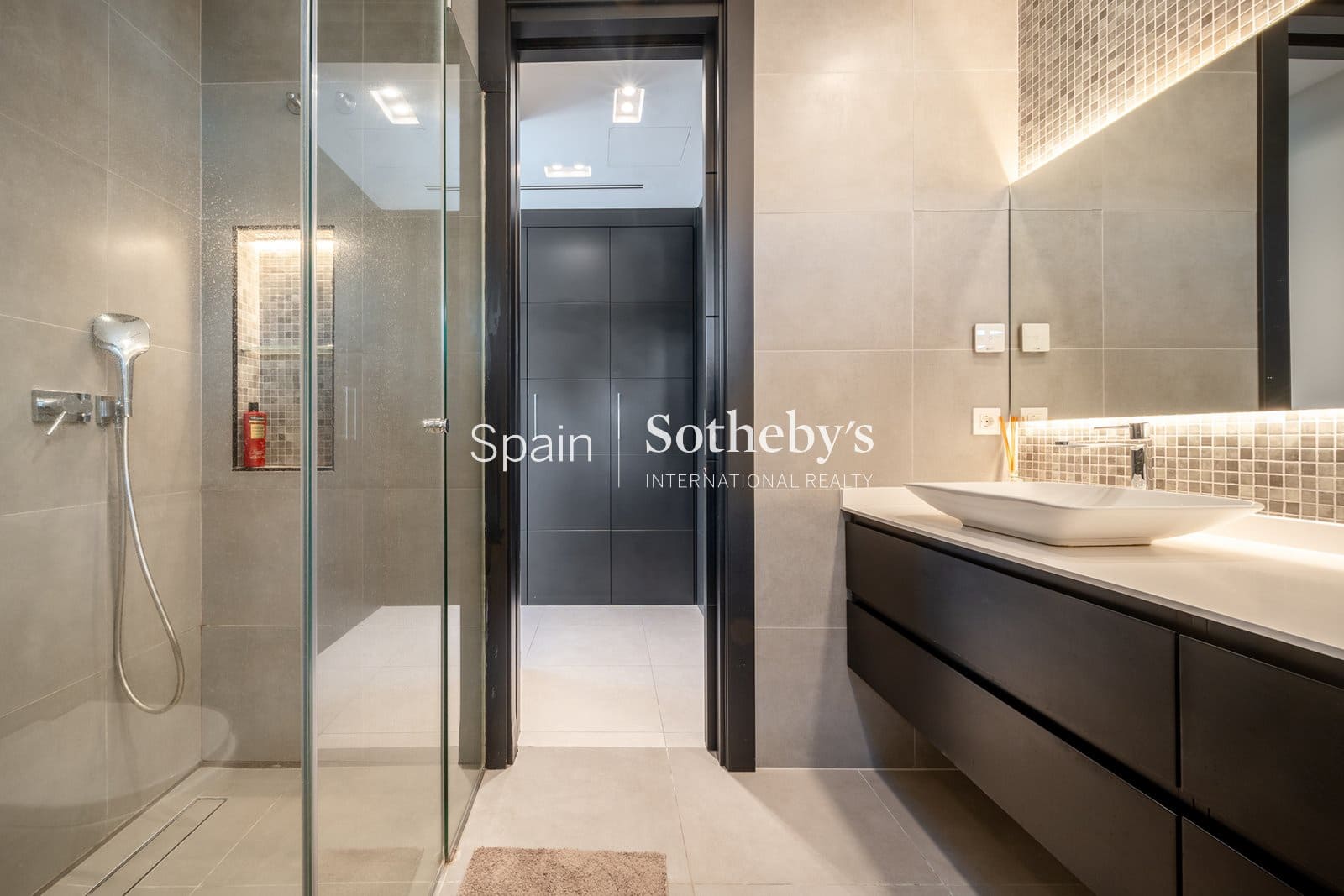 5 bedroom Villa for sale in Nueva Andalucia with pool garage - € 4,350,000 (Ref: 9611998)