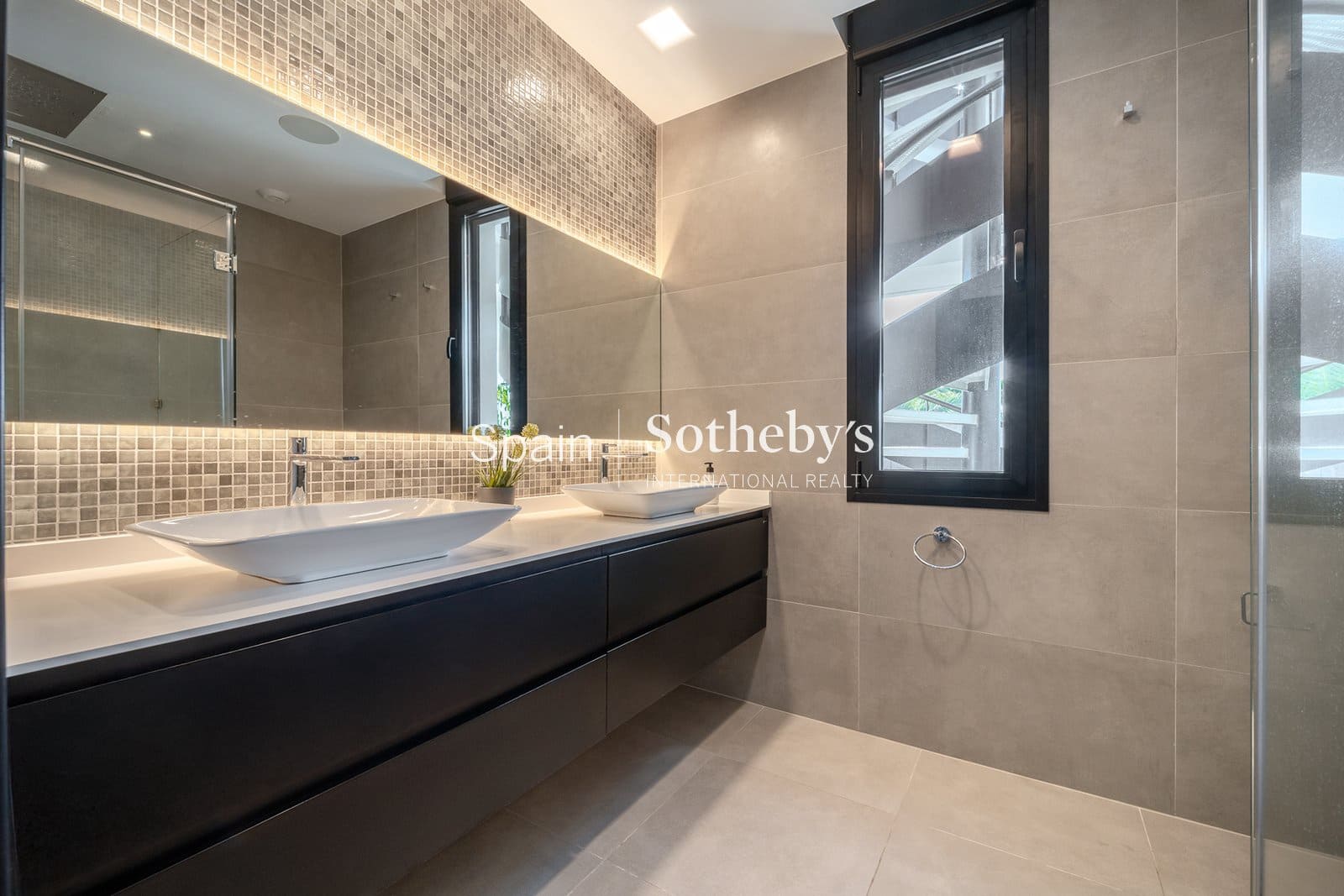 5 bedroom Villa for sale in Nueva Andalucia with pool garage - € 4,350,000 (Ref: 9611998)