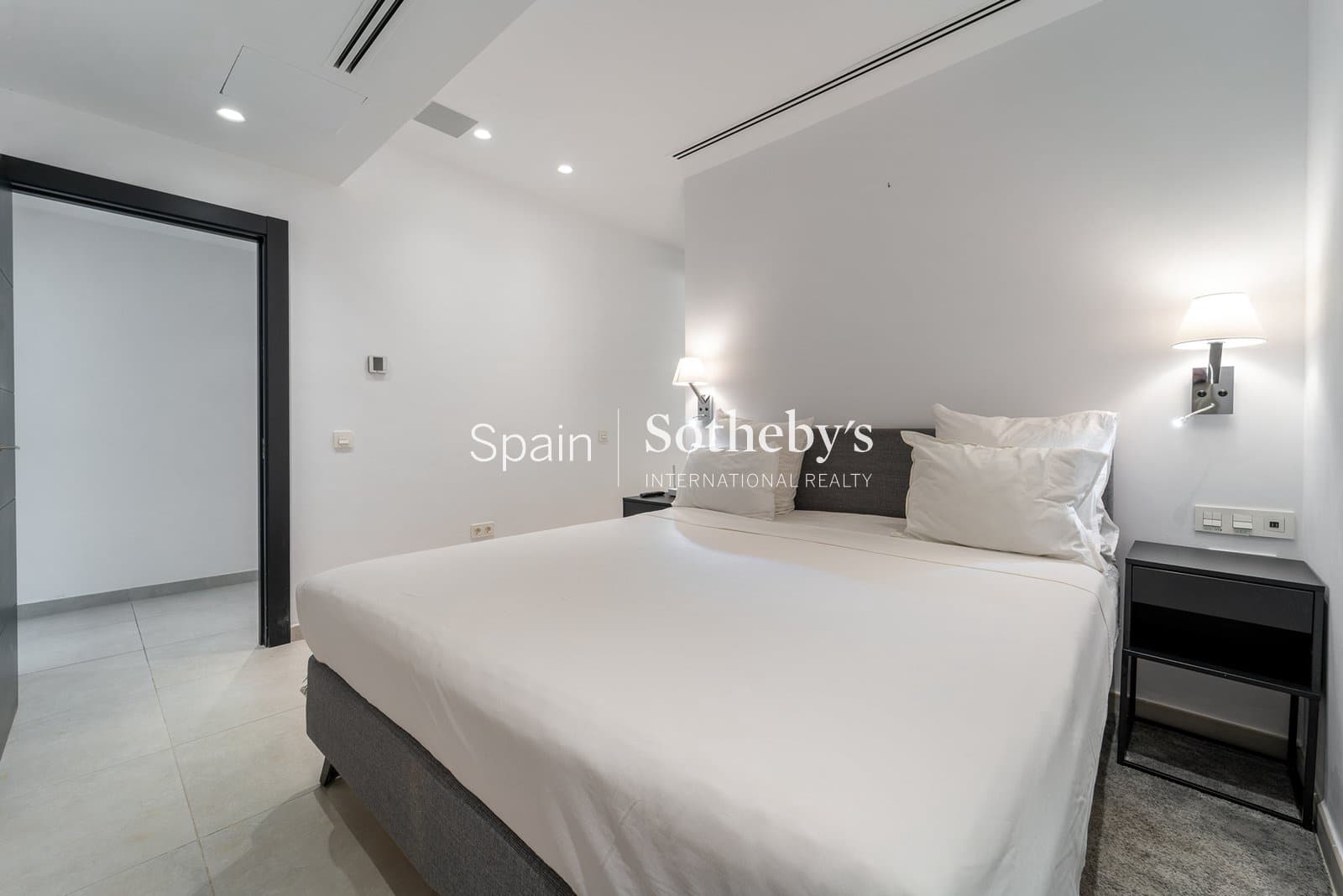 5 bedroom Villa for sale in Nueva Andalucia with pool garage - € 4,350,000 (Ref: 9611998)