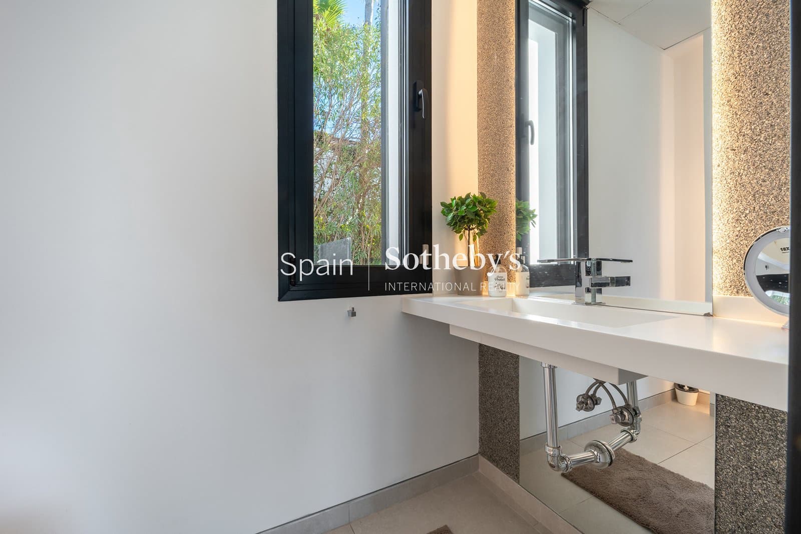 5 bedroom Villa for sale in Nueva Andalucia with pool garage - € 4,350,000 (Ref: 9611998)