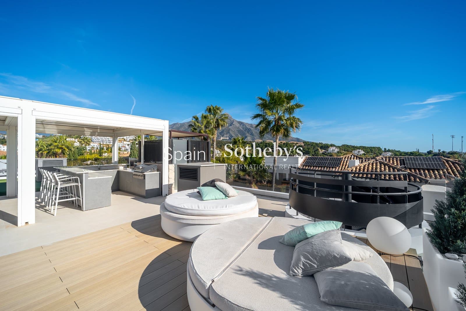 5 bedroom Villa for sale in Nueva Andalucia with pool garage - € 4,350,000 (Ref: 9611998)