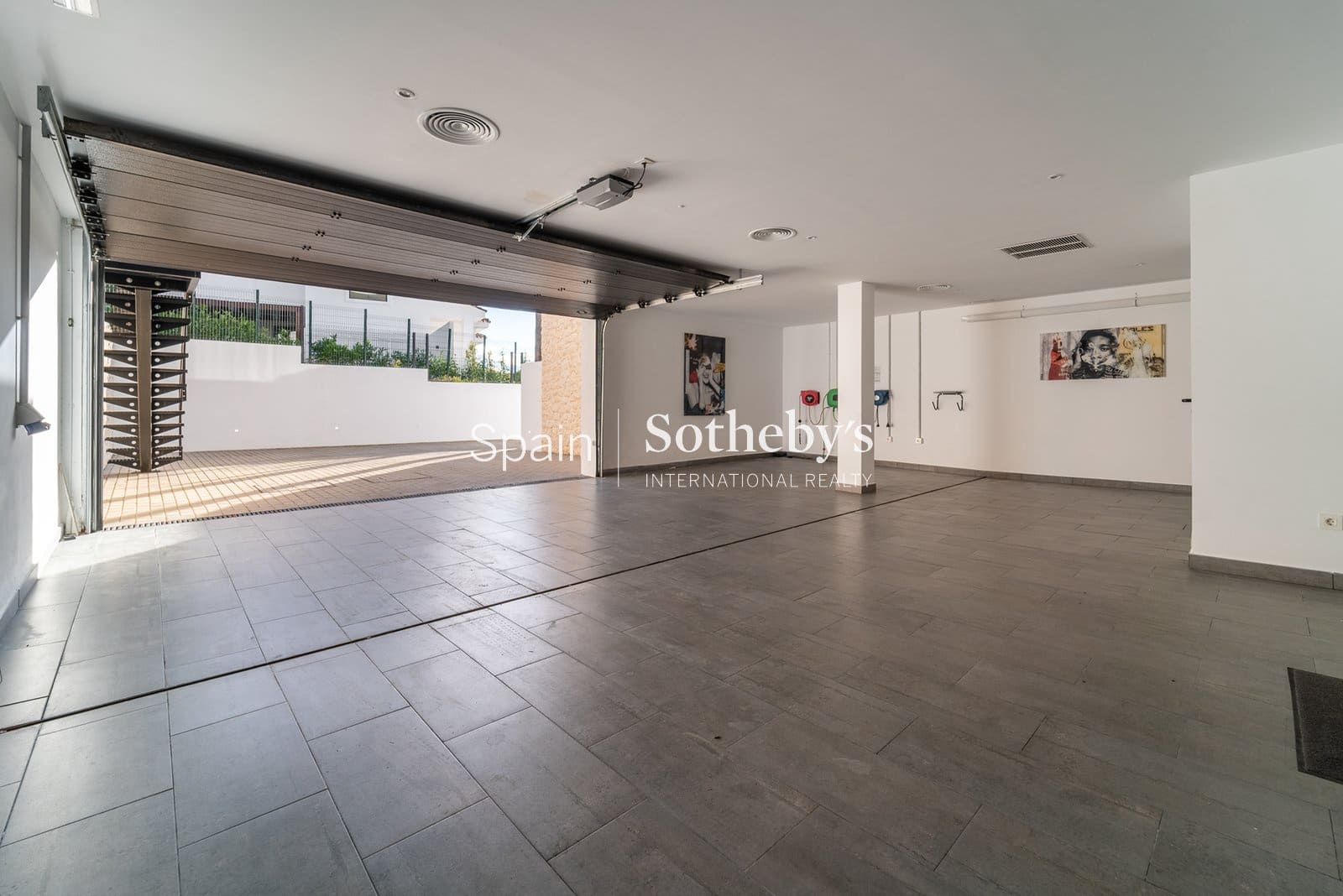 5 bedroom Villa for sale in Nueva Andalucia with pool garage - € 4,350,000 (Ref: 9611998)