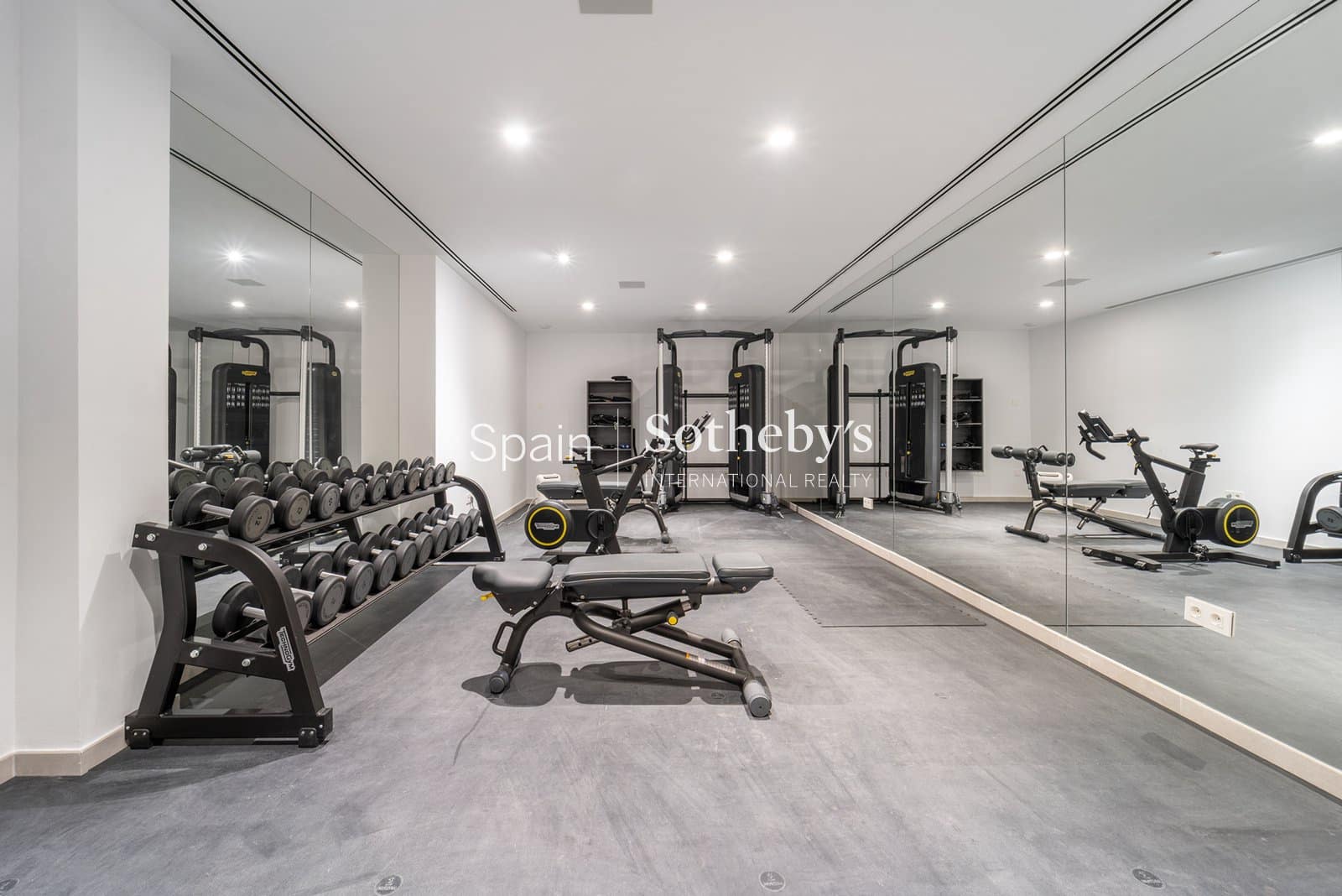 5 bedroom Villa for sale in Nueva Andalucia with pool garage - € 4,350,000 (Ref: 9611998)