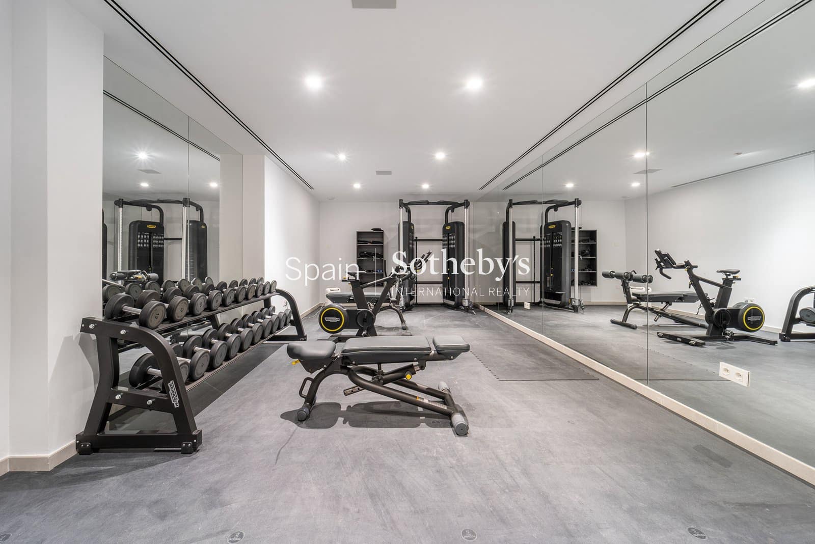 5 bedroom Villa for sale in Nueva Andalucia with pool garage - € 4,350,000 (Ref: 9611998)