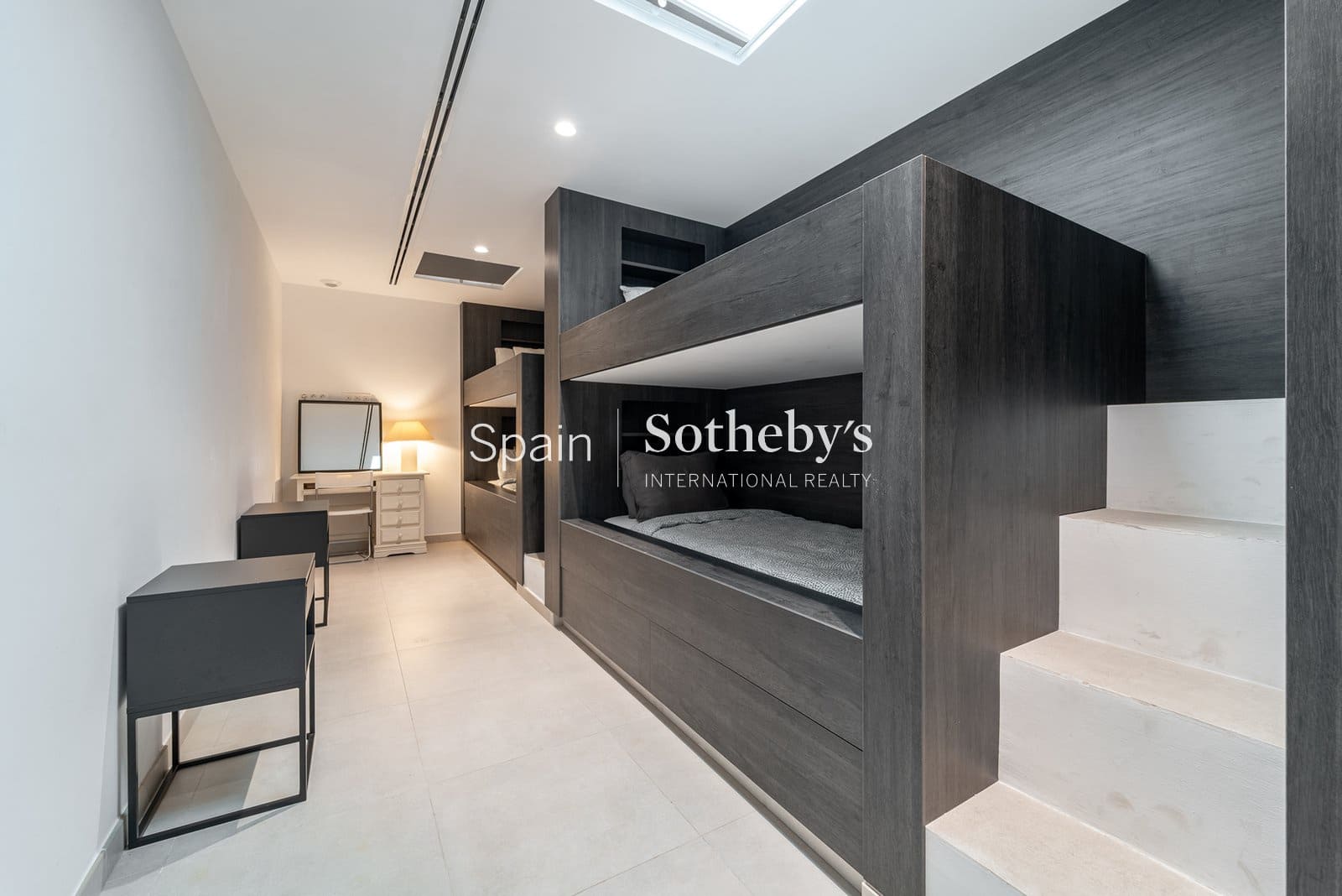 5 bedroom Villa for sale in Nueva Andalucia with pool garage - € 4,350,000 (Ref: 9611998)