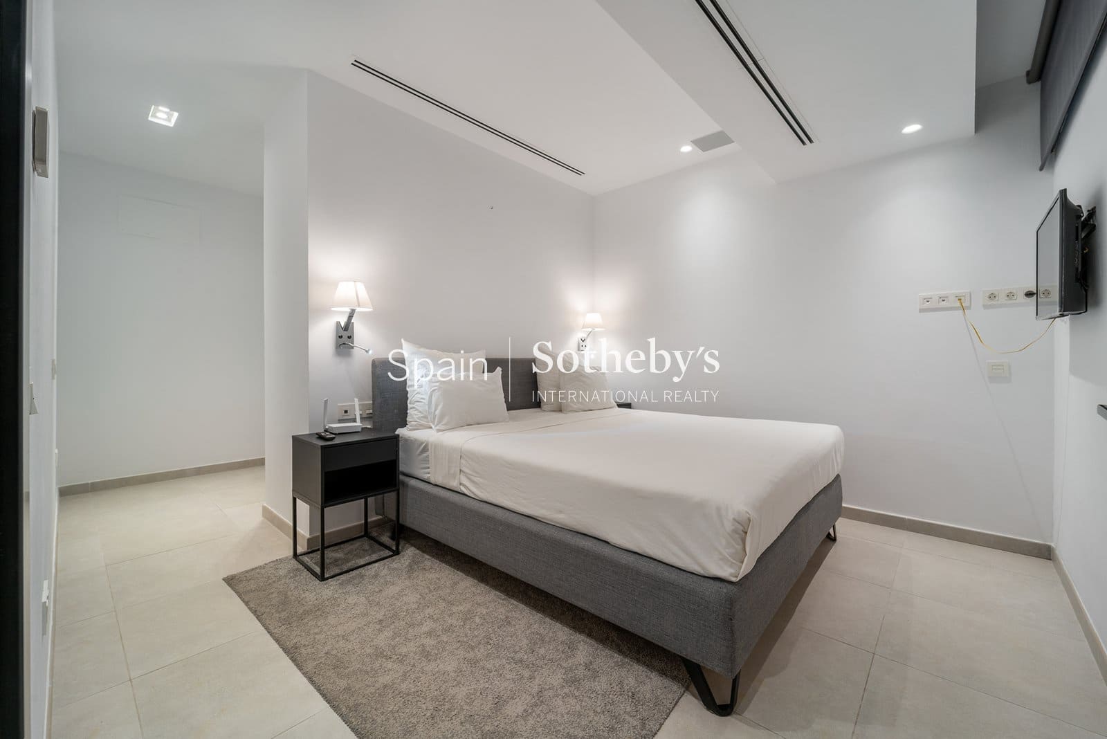 5 bedroom Villa for sale in Nueva Andalucia with pool garage - € 4,350,000 (Ref: 9611998)