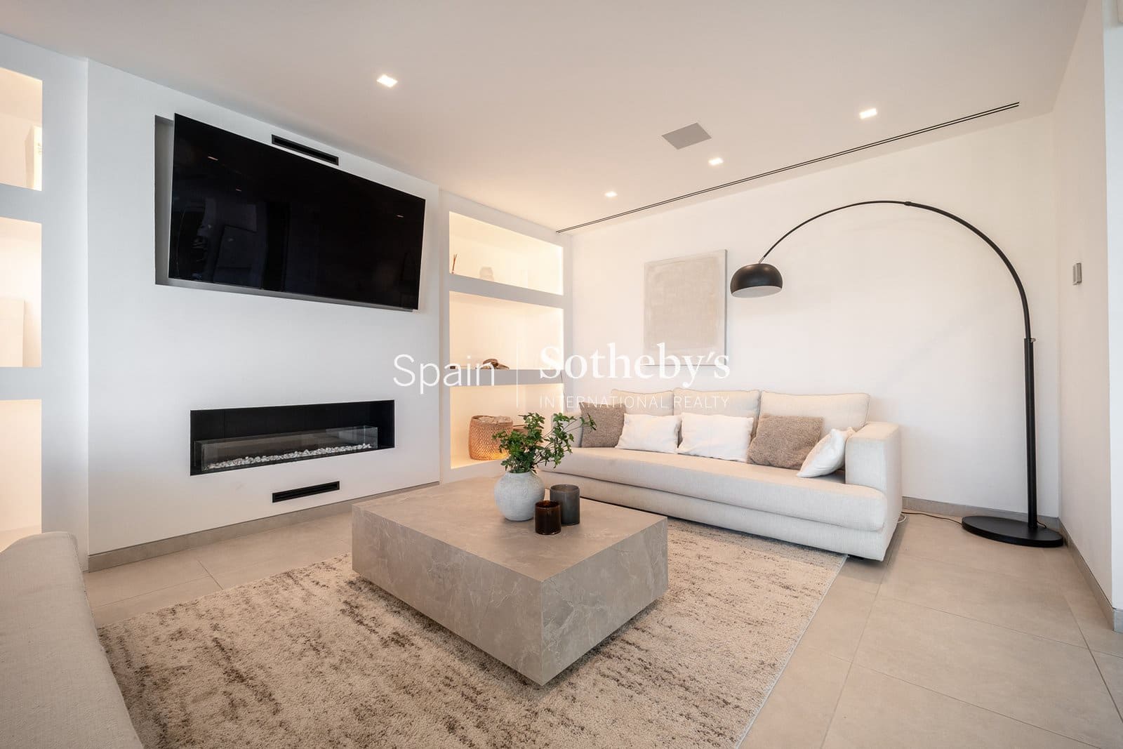 5 bedroom Villa for sale in Nueva Andalucia with pool garage - € 4,350,000 (Ref: 9611998)