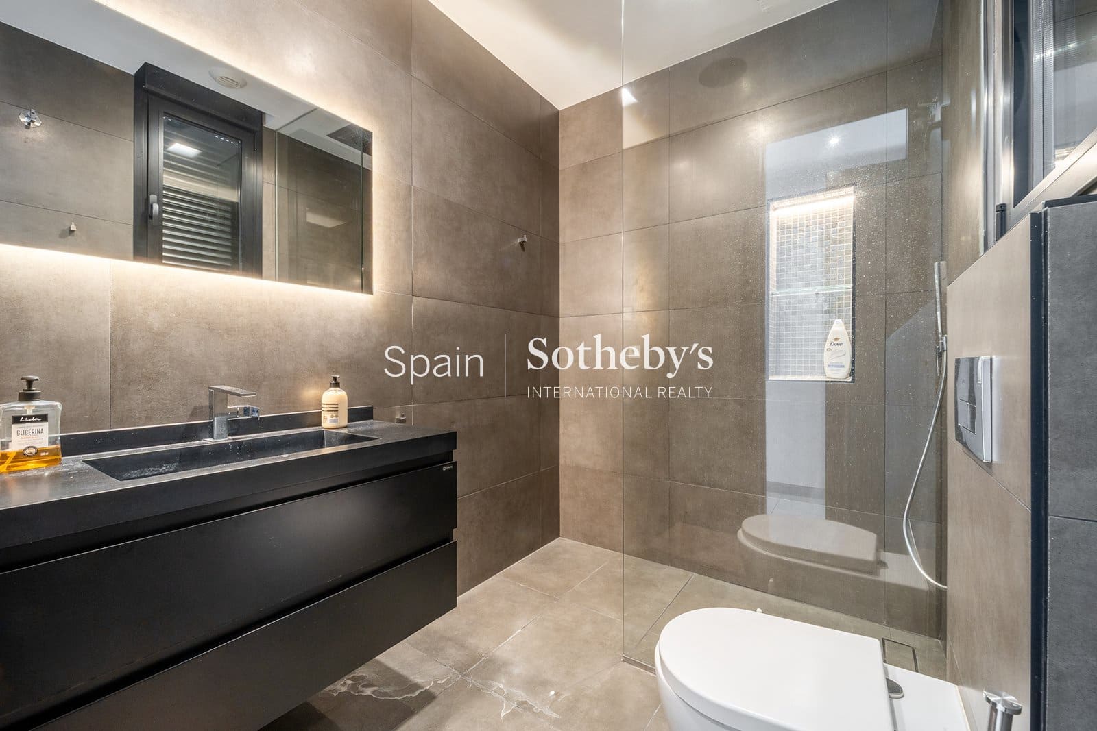 5 bedroom Villa for sale in Nueva Andalucia with pool garage - € 4,350,000 (Ref: 9611998)