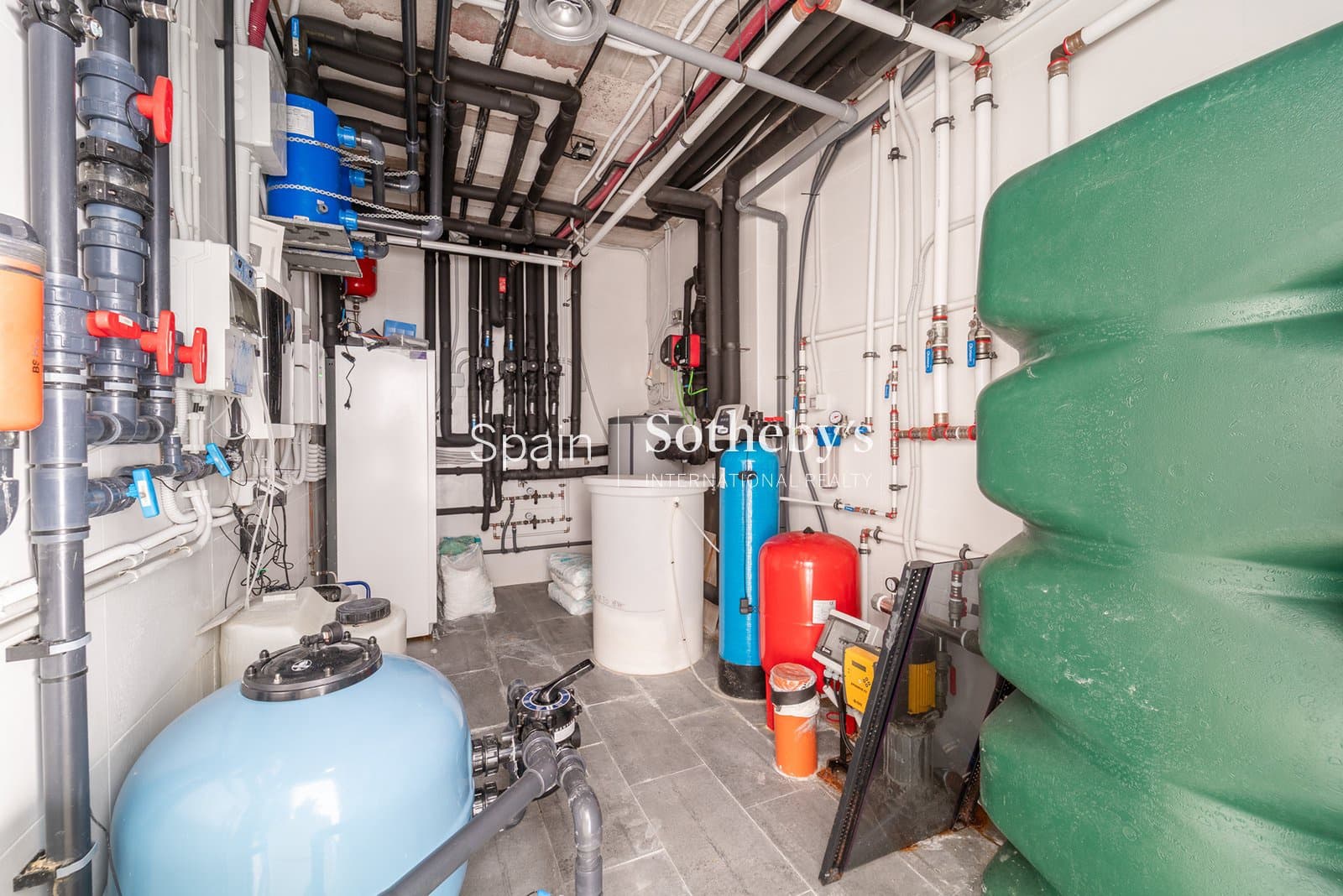 5 bedroom Villa for sale in Nueva Andalucia with pool garage - € 4,350,000 (Ref: 9611998)