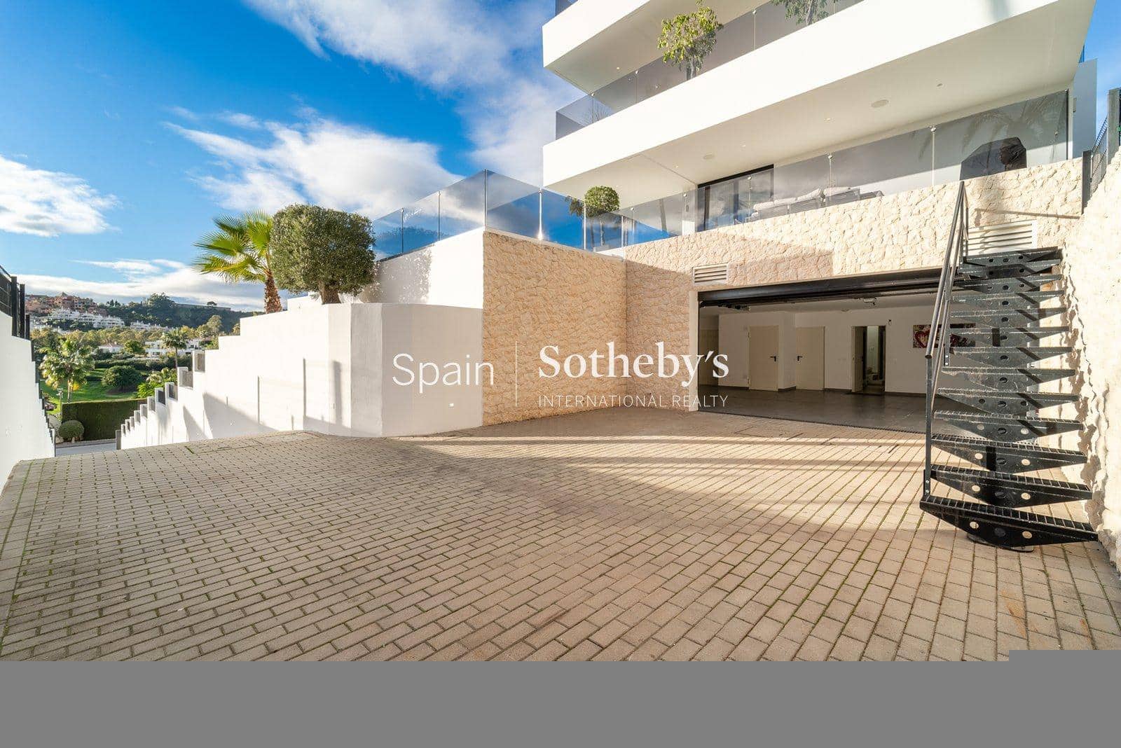 5 bedroom Villa for sale in Nueva Andalucia with pool garage - € 4,350,000 (Ref: 9611998)