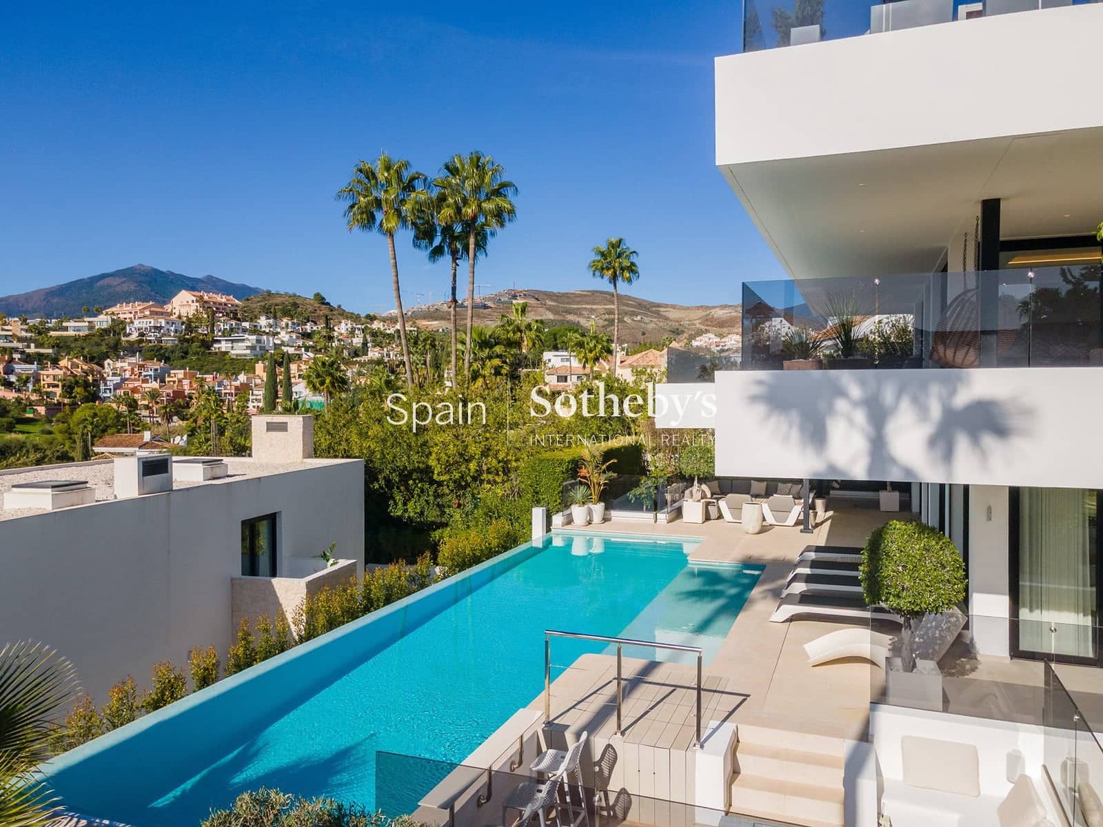 5 bedroom Villa for sale in Nueva Andalucia with pool garage - € 4,350,000 (Ref: 9611998)