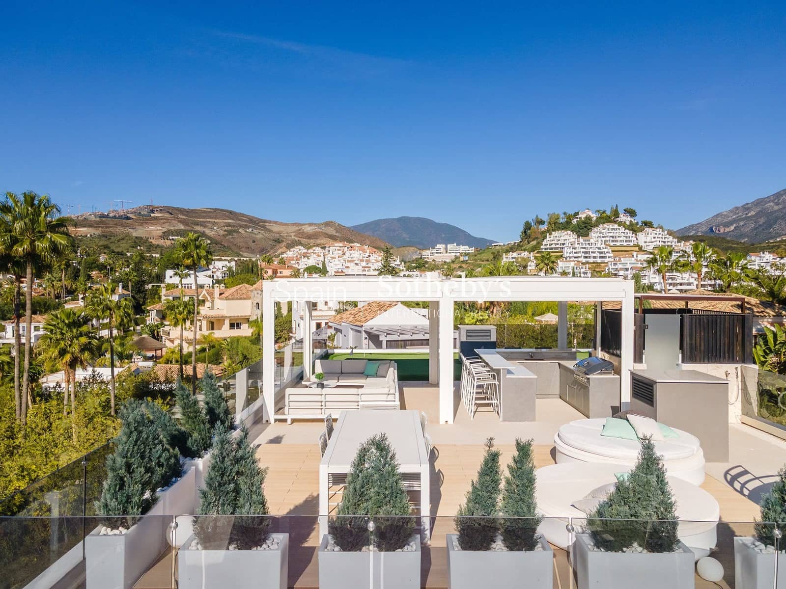 5 bedroom Villa for sale in Nueva Andalucia with pool garage - € 4,350,000 (Ref: 9611998)