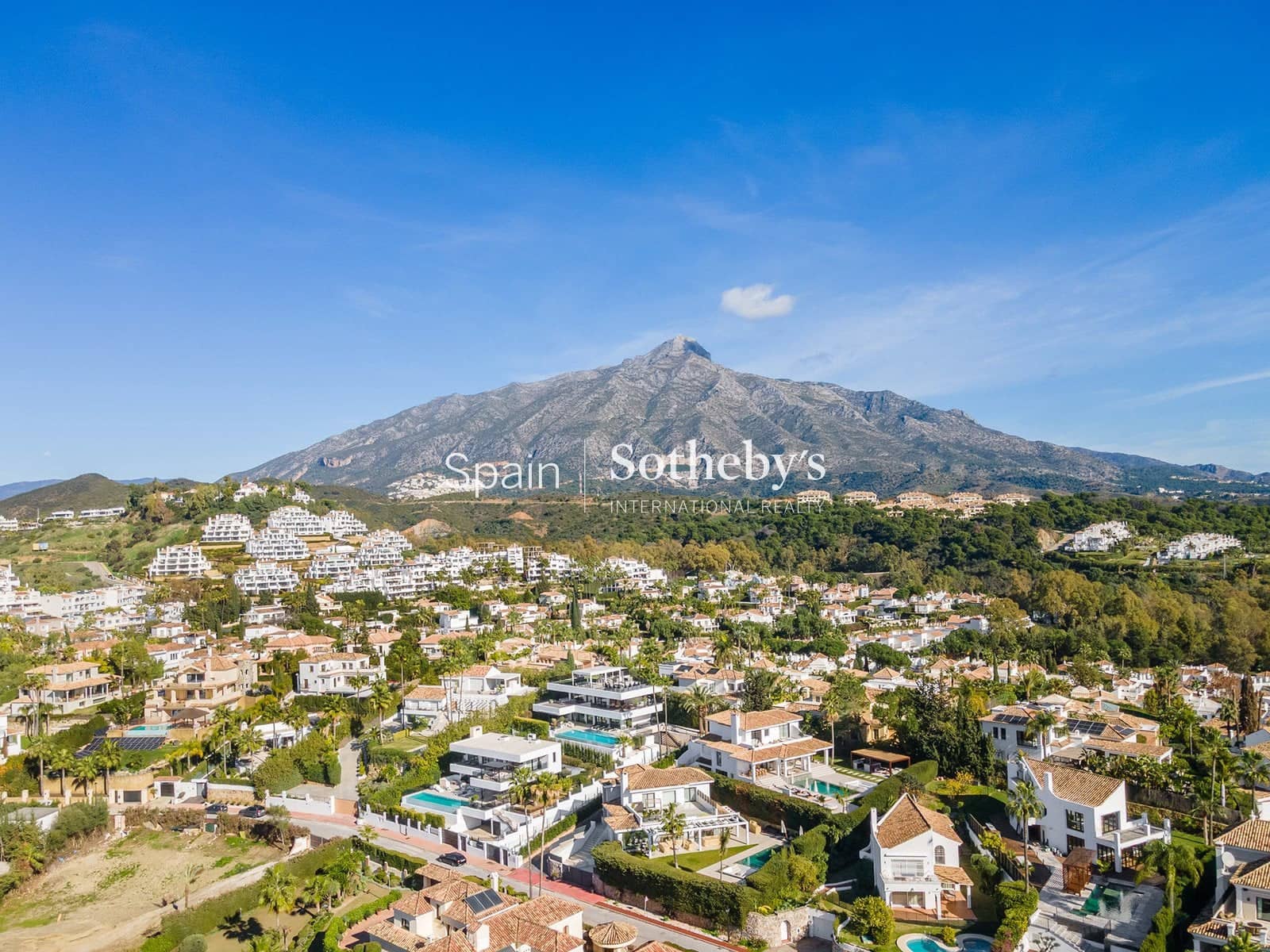 5 bedroom Villa for sale in Nueva Andalucia with pool garage - € 4,350,000 (Ref: 9611998)