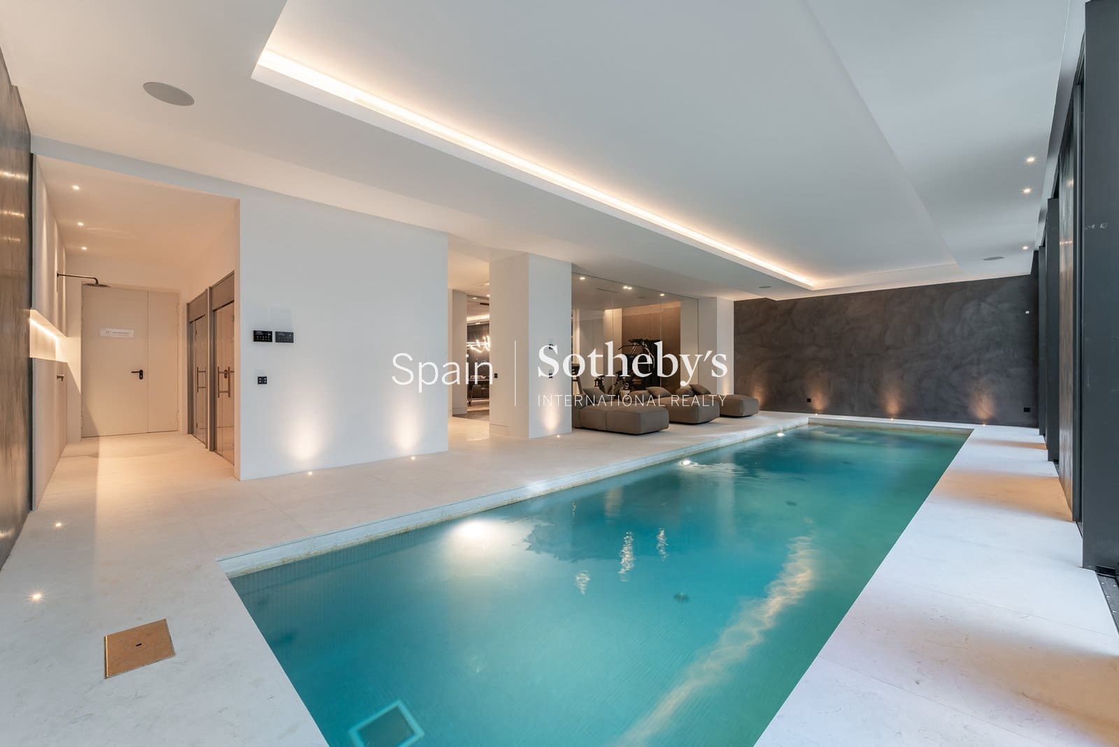 6 bedroom Villa for sale in Golden Mile with pool garage - € 14,950,000 (Ref: 9611999)