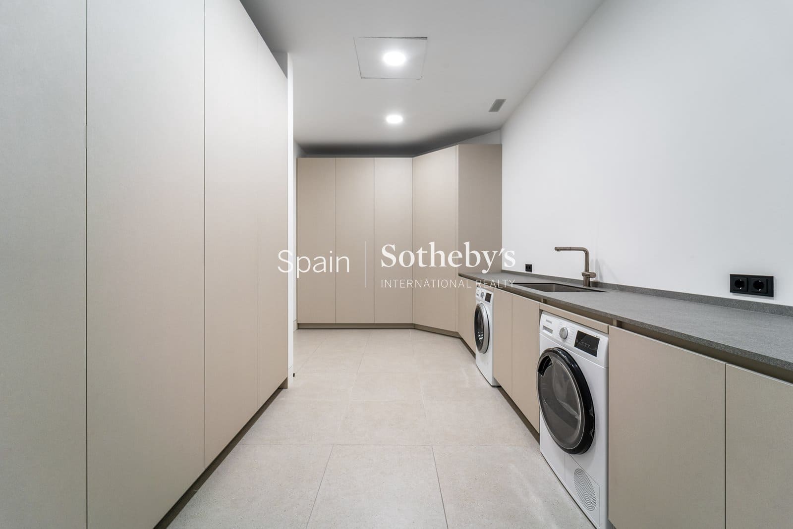 6 bedroom Villa for sale in Golden Mile with pool garage - € 14,950,000 (Ref: 9611999)