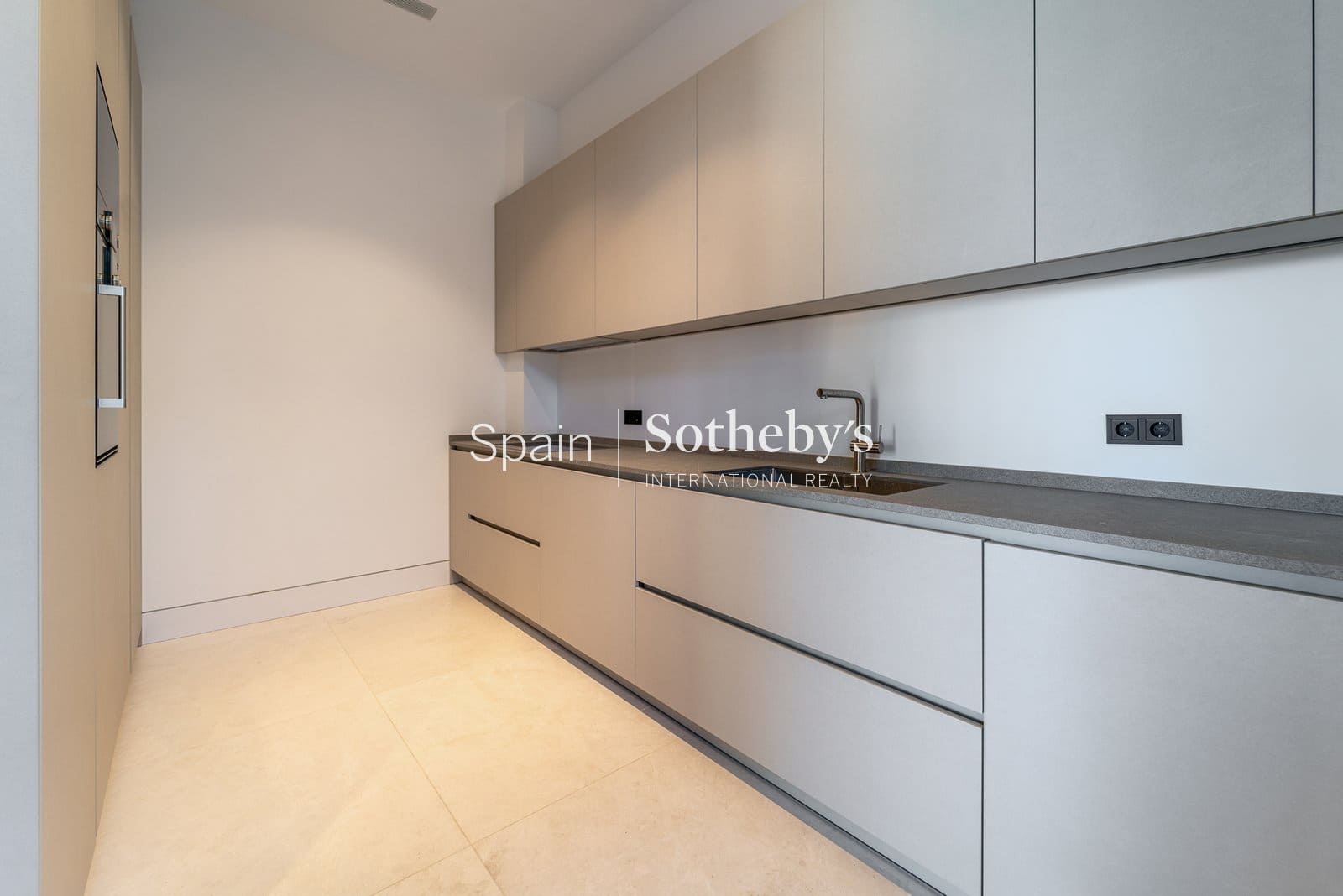 6 bedroom Villa for sale in Golden Mile with pool garage - € 14,950,000 (Ref: 9611999)