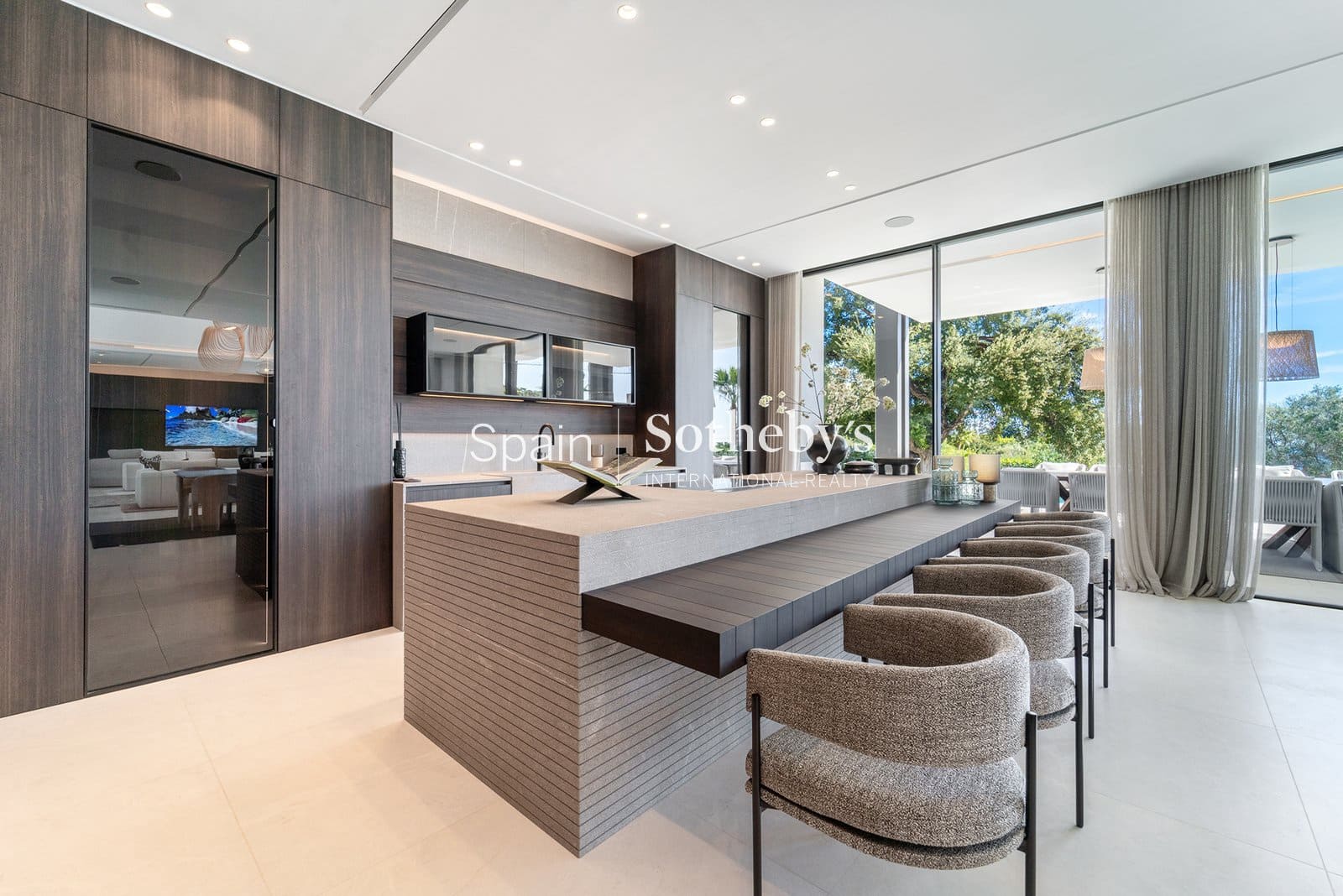 6 bedroom Villa for sale in Golden Mile with pool garage - € 14,950,000 (Ref: 9611999)