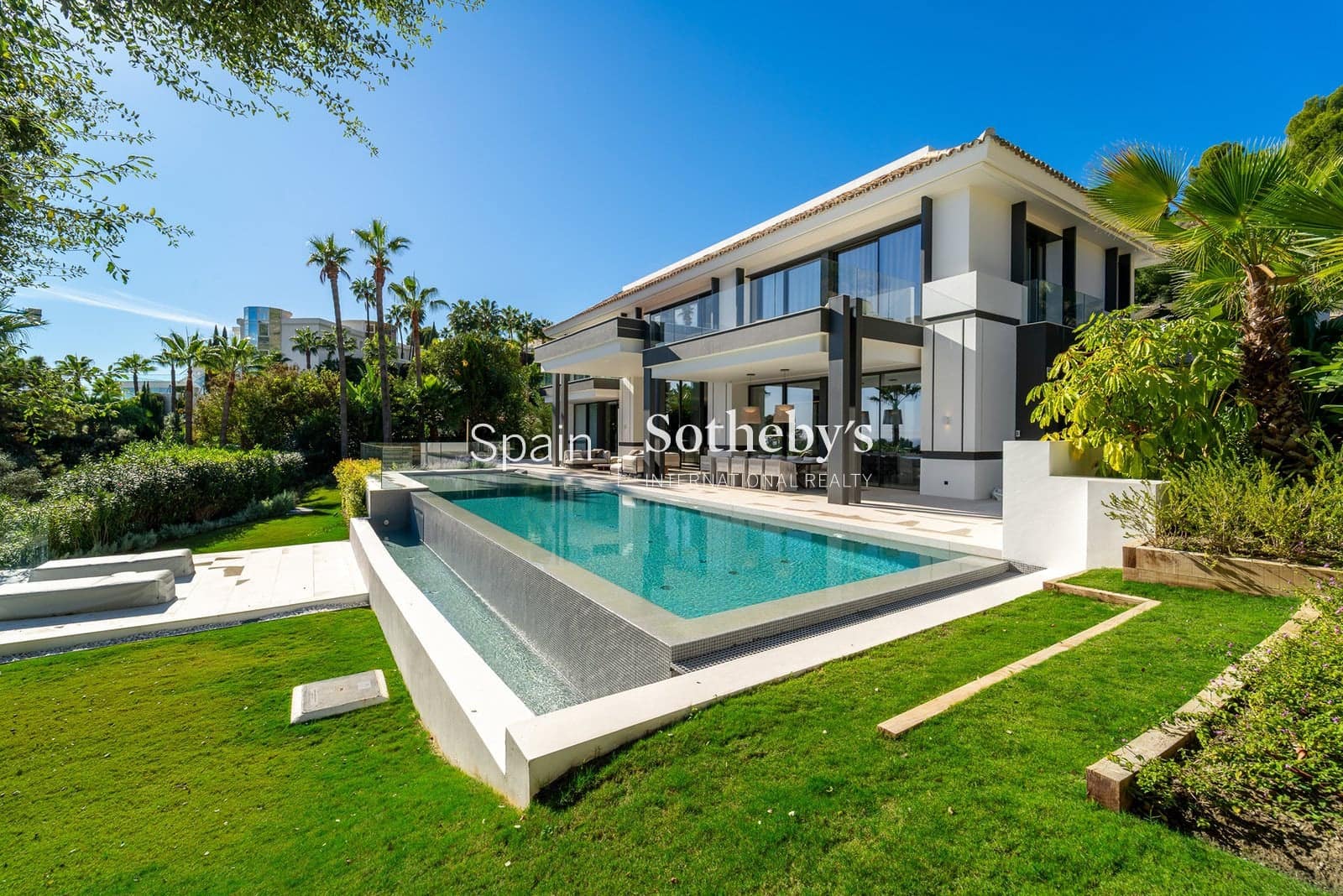 6 bedroom Villa for sale in Golden Mile with pool garage - € 14,950,000 (Ref: 9611999)