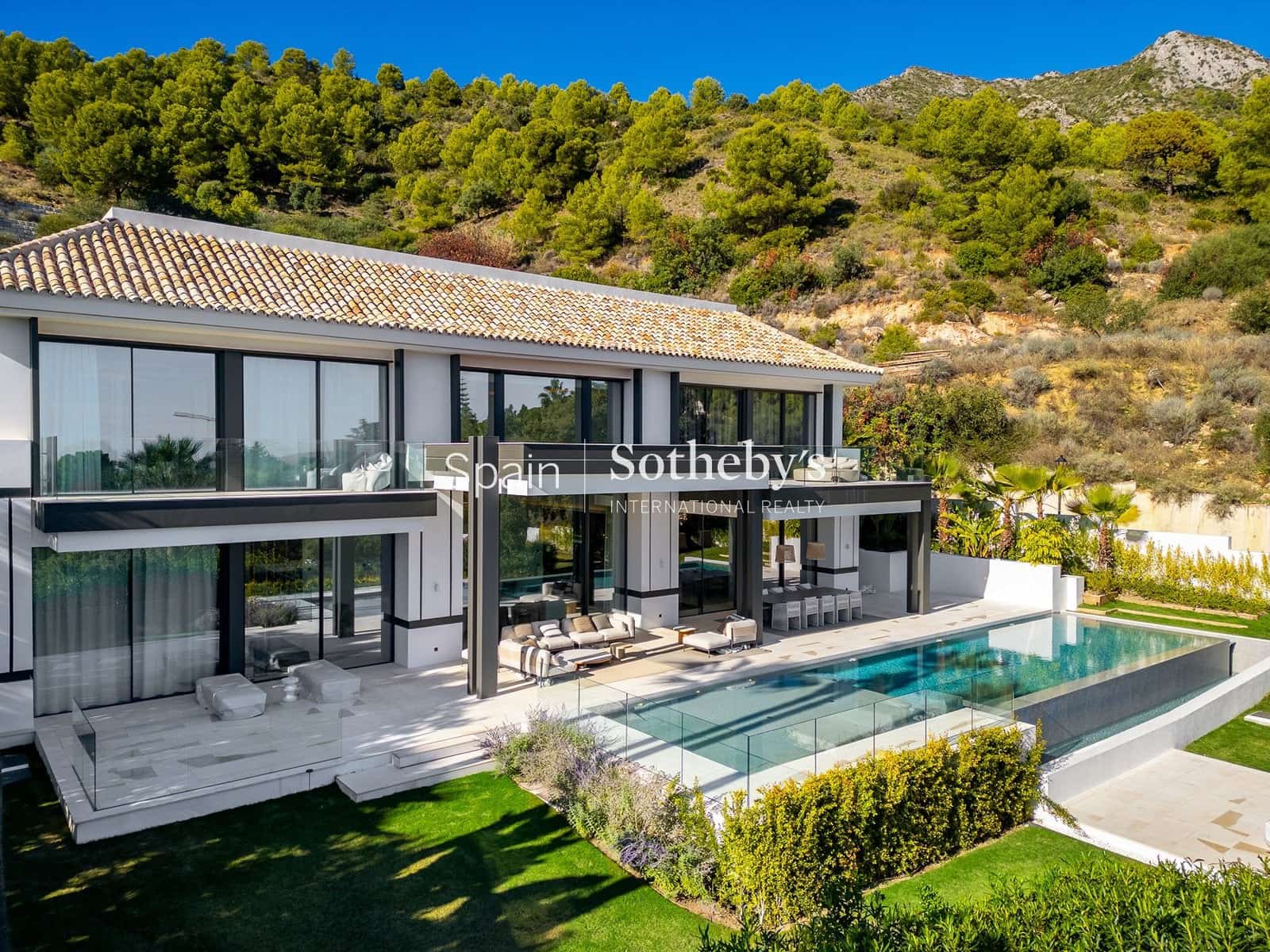 6 bedroom Villa for sale in Golden Mile with pool garage - € 14,950,000 (Ref: 9611999)