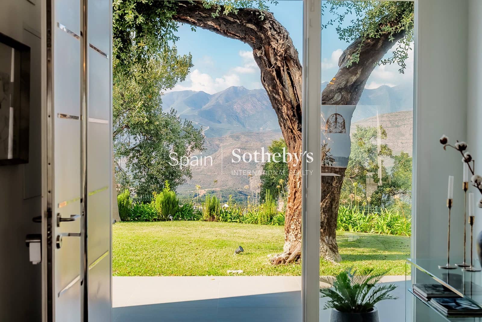 5 slaapkamer Villa te koop in La Mairena met zwembad garage - € 2.400.000 (Ref: 9630556)