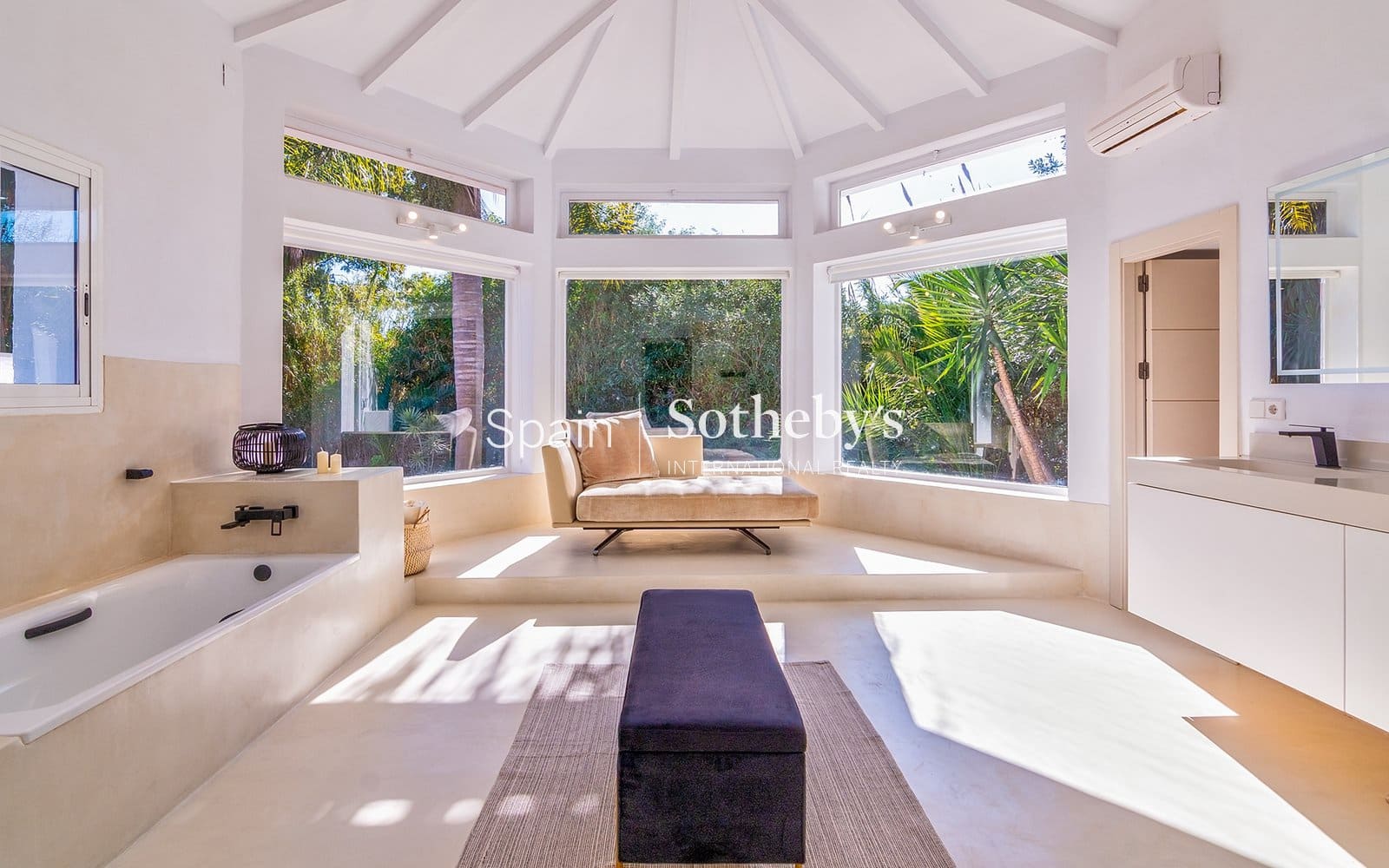 5 bedroom Villa for rent in Sotogrande with pool garage - € 10,000 (Ref: 9694432)