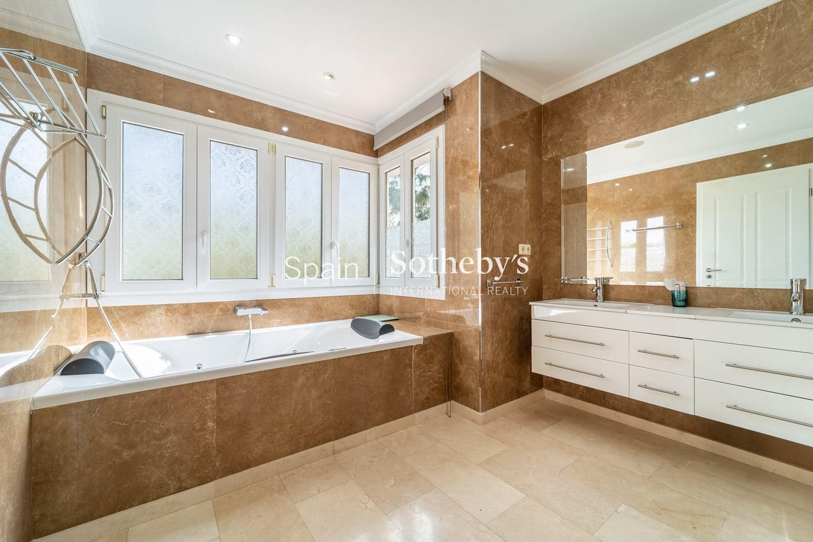 5 Zimmer Villa zu verkaufen in New Golden Mile mit Pool Garage - 2.500.000 € (Ref: 9713224)