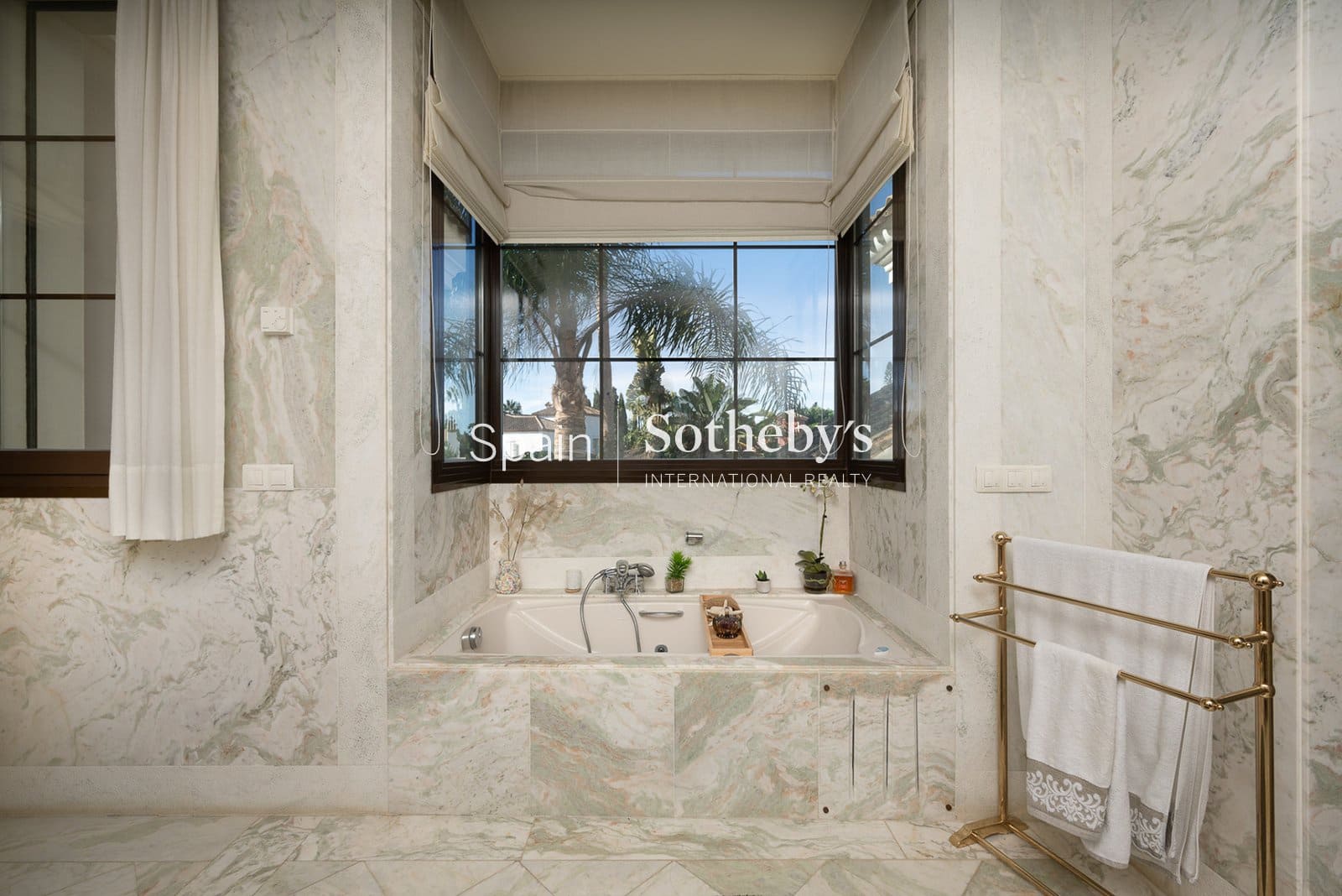 8 bedroom Villa for sale in Guadalmina with pool garage - € 7,500,000 (Ref: 9731228)