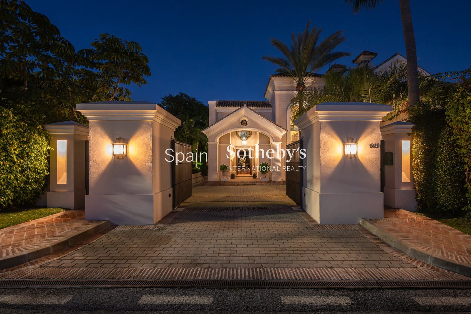 8 bedroom Villa for sale in Guadalmina with pool garage - € 7,500,000 (Ref: 9731228)