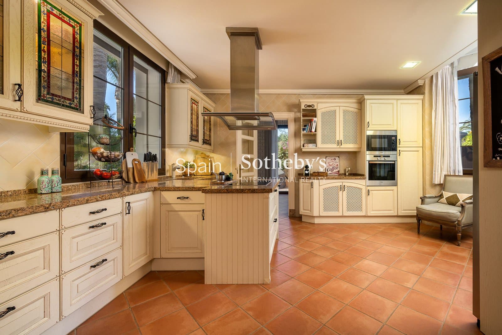 8 bedroom Villa for sale in Guadalmina with pool garage - € 7,500,000 (Ref: 9731228)