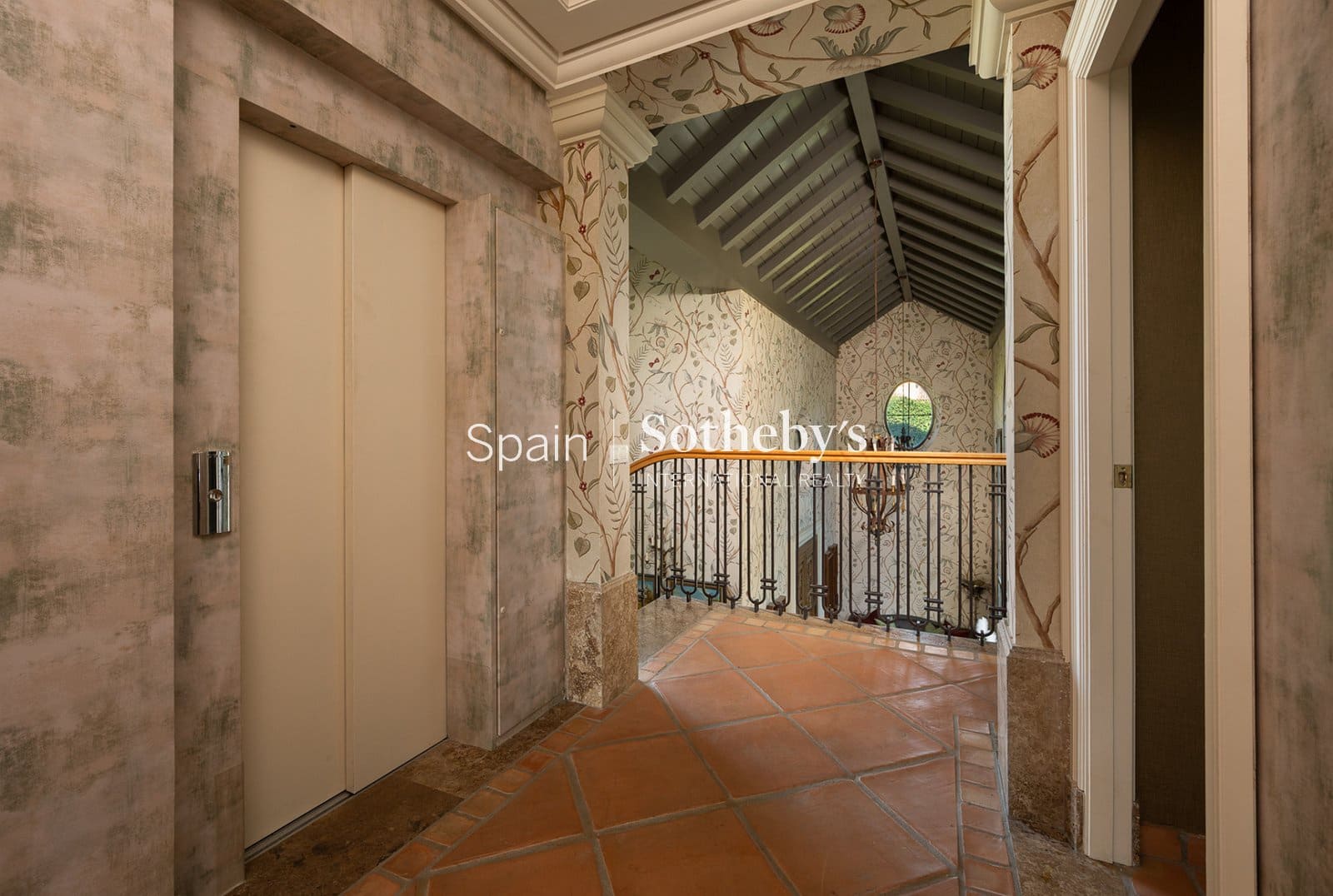 8 bedroom Villa for sale in Guadalmina with pool garage - € 7,500,000 (Ref: 9731228)