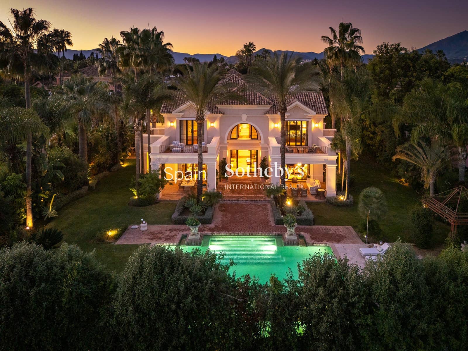 8 bedroom Villa for sale in Guadalmina with pool garage - € 7,500,000 (Ref: 9731228)