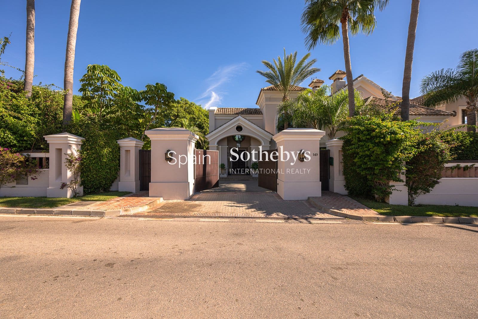 8 bedroom Villa for sale in Guadalmina with pool garage - € 7,500,000 (Ref: 9731228)