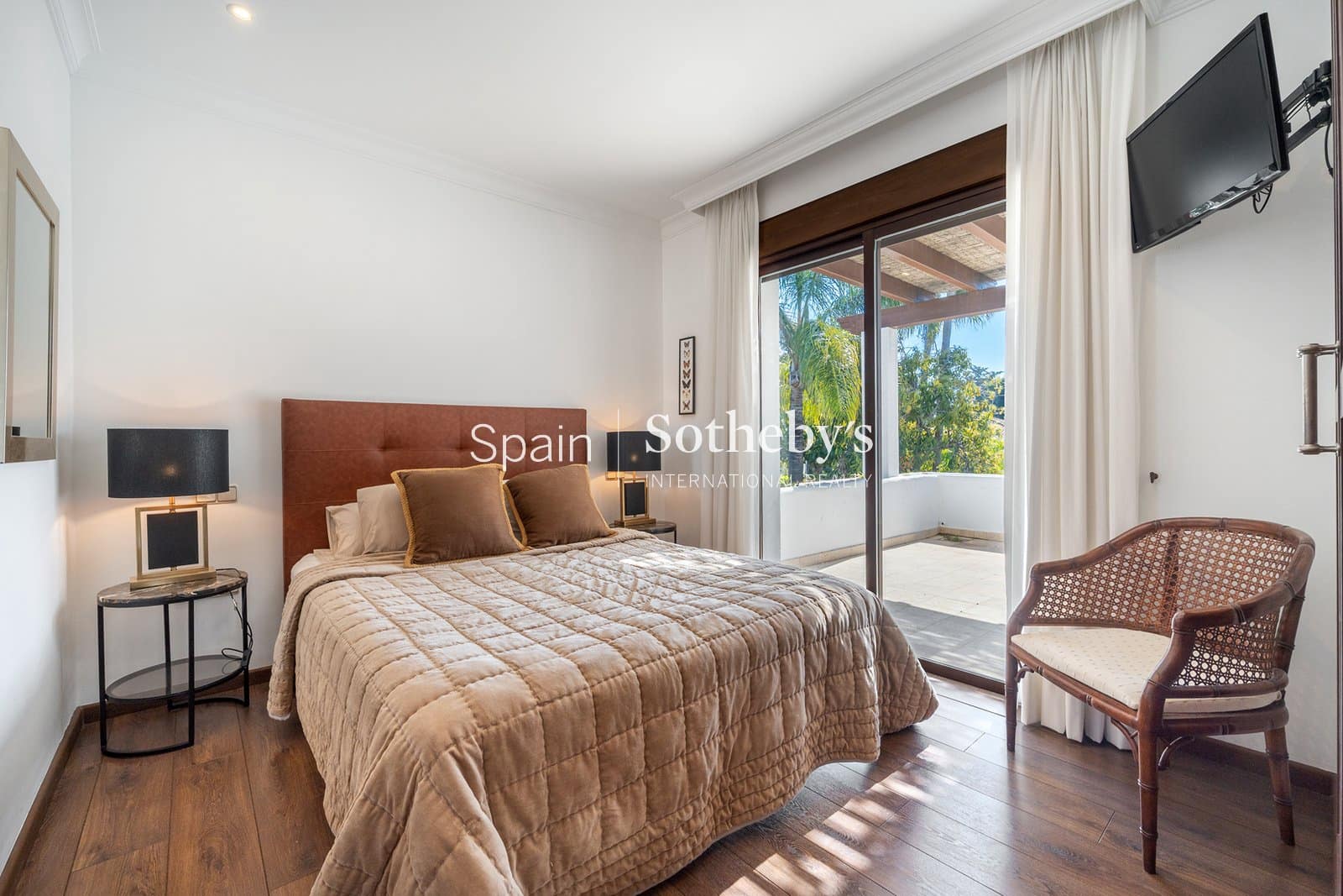 4 bedroom Villa for sale in San Pedro de Alcantara with pool garage - € 2,195,000 (Ref: 9734008)