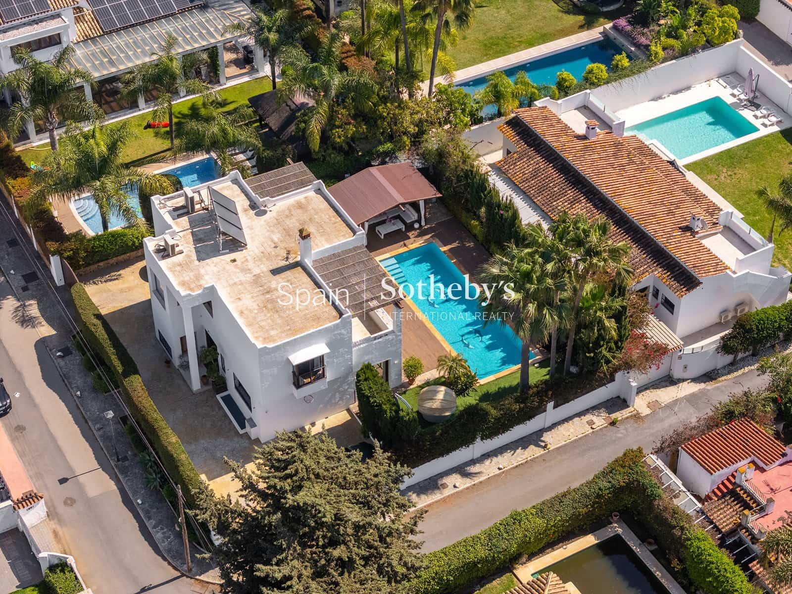 4 bedroom Villa for sale in San Pedro de Alcantara with pool garage - € 2,195,000 (Ref: 9734008)