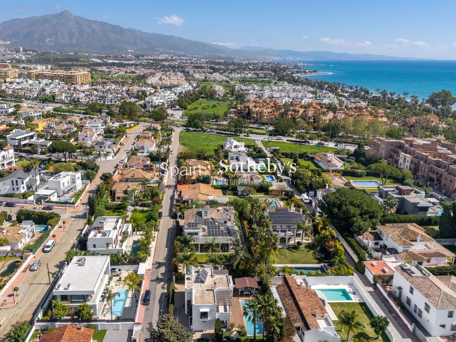 4 bedroom Villa for sale in San Pedro de Alcantara with pool garage - € 2,195,000 (Ref: 9734008)