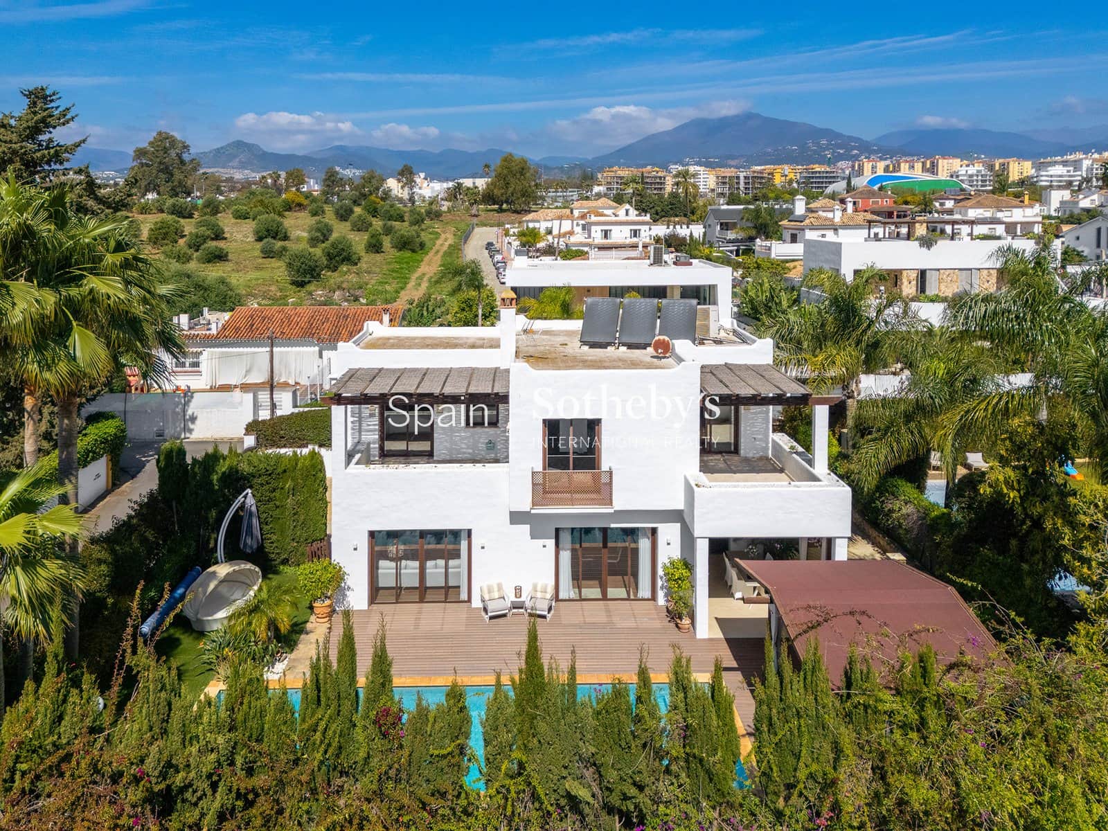 4 bedroom Villa for sale in San Pedro de Alcantara with pool garage - € 2,195,000 (Ref: 9734008)