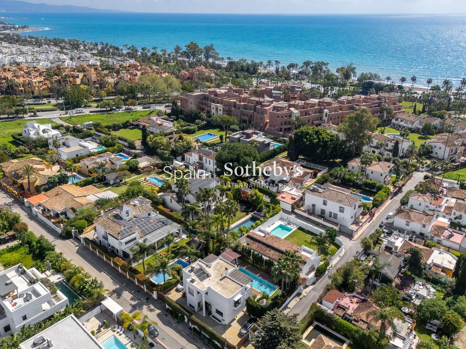 4 bedroom Villa for sale in San Pedro de Alcantara with pool garage - € 2,195,000 (Ref: 9734008)