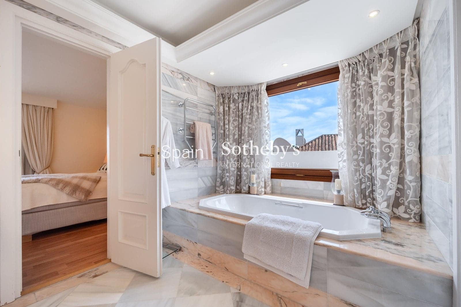 3 soverom Villa til salgs i Nueva Andalucia med svømmebasseng garasje - € 2 995 999 (Ref: 9810823)