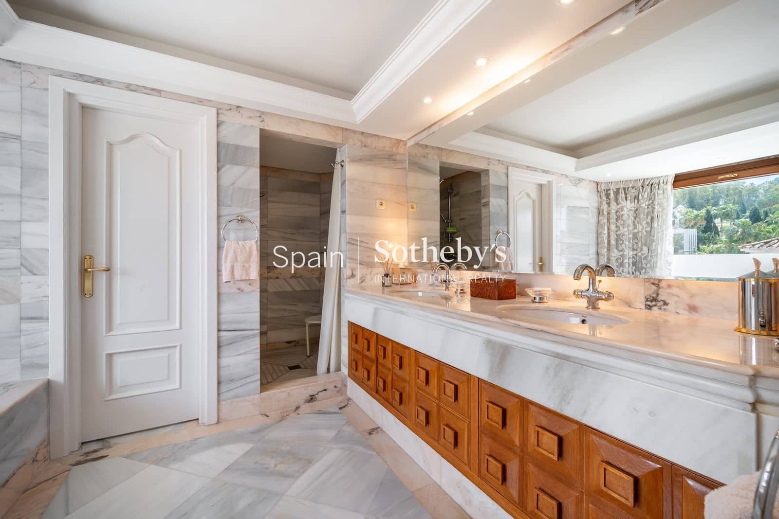 3 soverom Villa til salgs i Nueva Andalucia med svømmebasseng garasje - € 2 995 999 (Ref: 9810823)