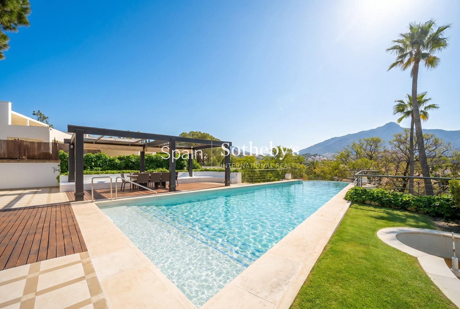 3 soverom Villa til salgs i Nueva Andalucia med svømmebasseng garasje - € 2 995 999 (Ref: 9810823)