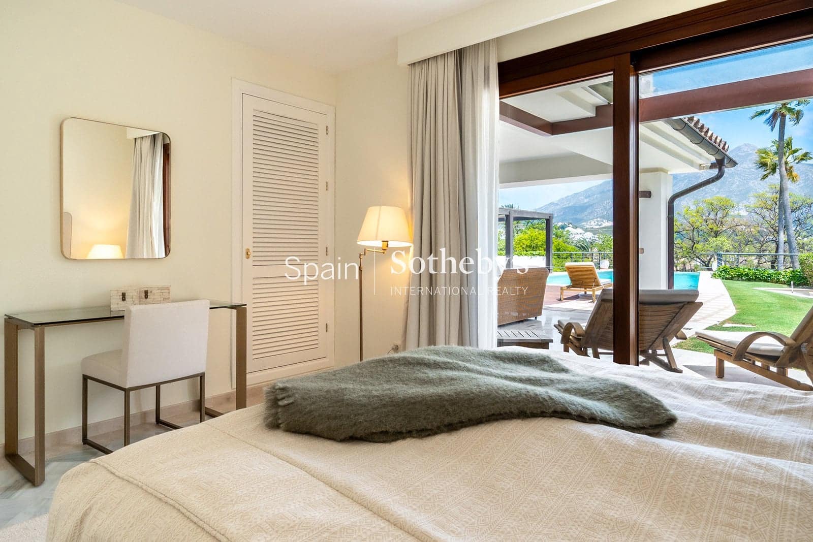 3 soverom Villa til salgs i Nueva Andalucia med svømmebasseng garasje - € 2 995 999 (Ref: 9810823)