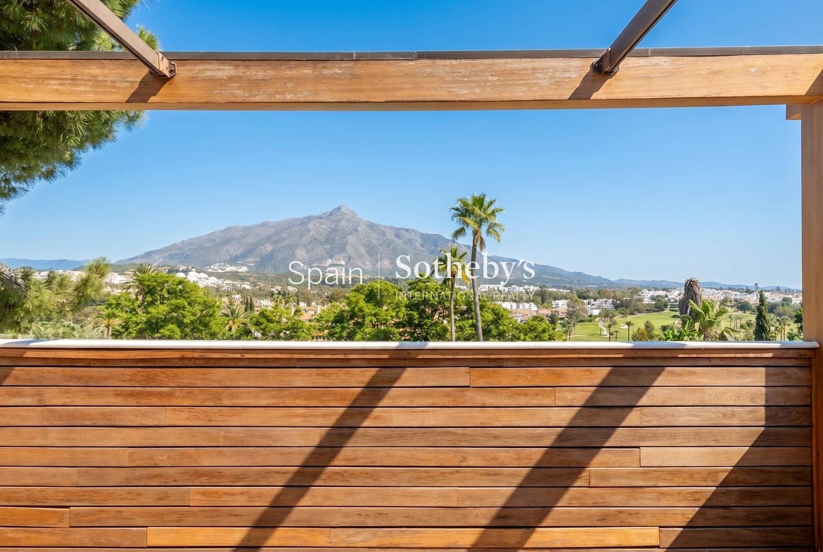 3 soverom Villa til salgs i Nueva Andalucia med svømmebasseng garasje - € 2 995 999 (Ref: 9810823)