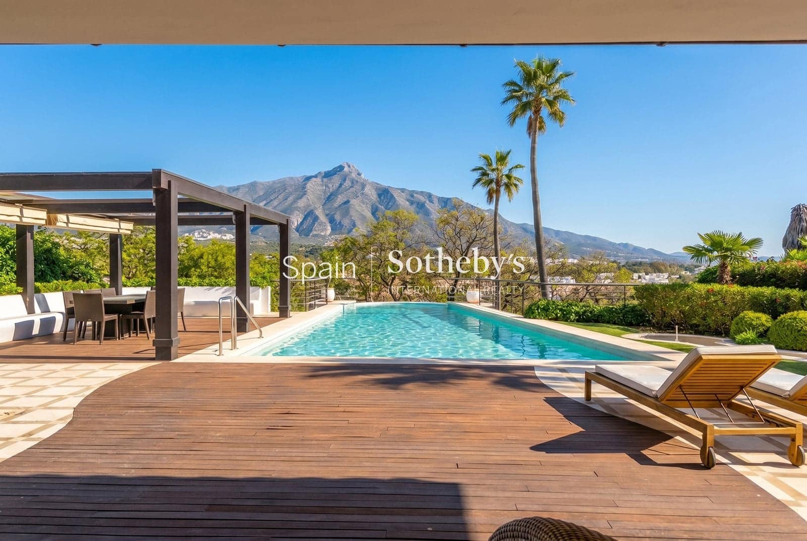 3 soverom Villa til salgs i Nueva Andalucia med svømmebasseng garasje - € 2 995 999 (Ref: 9810823)
