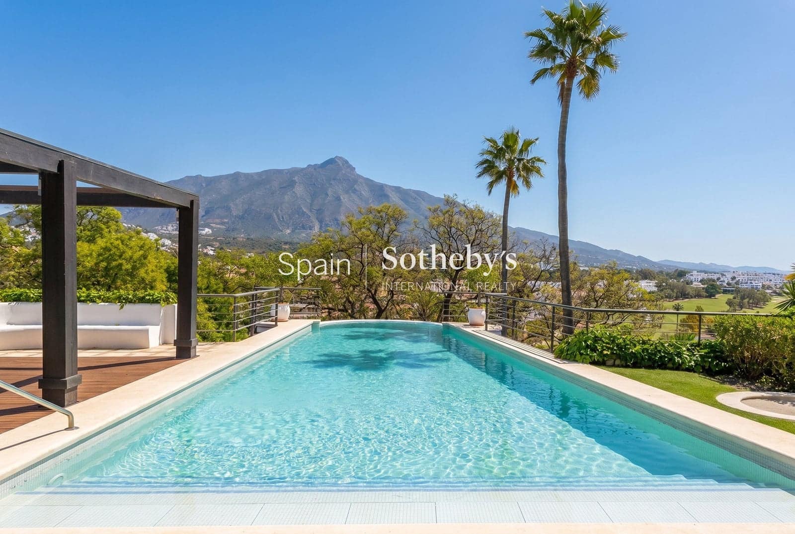 3 soverom Villa til salgs i Nueva Andalucia med svømmebasseng garasje - € 2 995 999 (Ref: 9810823)
